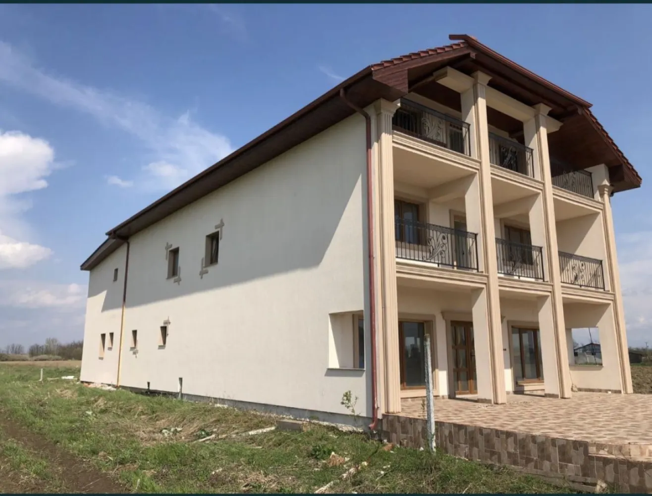 Pensiune/Hotel de vanzare - Vind pensiune , hotel neterminat
teren 68 de ari intravilant 12 camere cu bai detin materialele petru terminat bai (gresi dusuri wc parchet holuri adezivi )doar trebe terminata manopera 
Suprafata cladire 700 mp 
persoana fizica
195000 neg