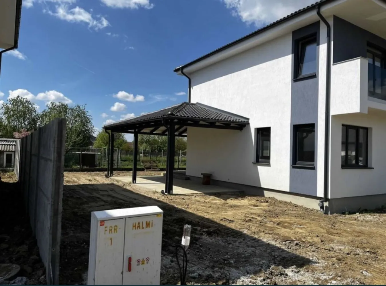 Vand Casa Drumul Odoreului, 125 Mp utili! - Proprietar, Vand Casa noua , Zona Odoreului Cartier Iris 2 , vizavi de sala de nunta

Suprafata construita este de 155mp , utila de 125,5 mp 
+ 40 mp terasa si garaj acoperit , gata finisat , vopsit in Alb

Suprafata terenului este de 340 mp

Casa se preda in urmatoarele conditii :
- toate utilitatile , Curent , Gaz , apa , canal , RDS 
Gard din placi de beton despartitoare intre case

- Interior tencuit, gletuit si Vopsit Alb

-Geamuri termopan Rehau Synego cu 7 camere ,3 sticla si 3 garnituri + pervaze interior si exterior

- Instalatie electrica 

-instalatie sanitara cu incalzire in pardosea la parter si etaj

- Exterior izolat cu polistiren de 10 cm + silicat

- Balustrada din sticla securizata si laminata de 16 mm

Compartimentare parter
-Hol , 
-Living ,
-bucatarie , 
-baie , 
-terasa si garaj

Compartimentare etaj
- 3 dormitoare
-1 baie
-1 dresing
-hol + urcare in pod

Pt informatii 0 ************************ 2