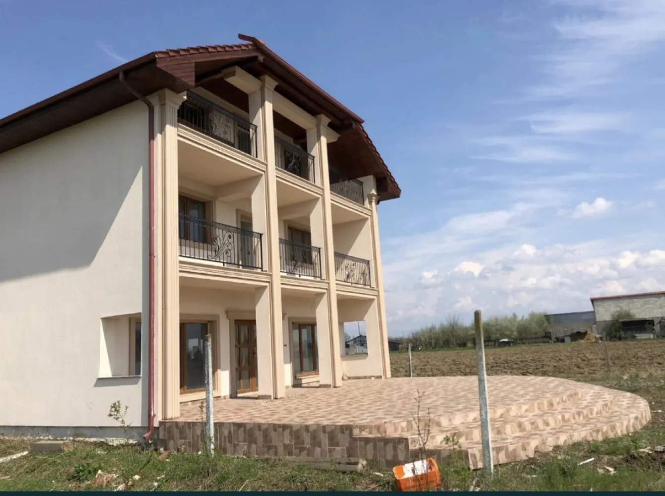 Pensiune/Hotel de vanzare - Vind pensiune , hotel neterminat
teren 68 de ari intravilant 12 camere cu bai detin materialele petru terminat bai (gresi dusuri wc parchet holuri adezivi )doar trebe terminata manopera 
Suprafata cladire 700 mp 
persoana fizica
195000 neg