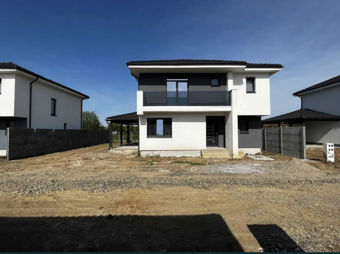 Vand Casa Drumul Odoreului, 125 Mp utili! - Proprietar, Vand Casa noua , Zona Odoreului Cartier Iris 2 , vizavi de sala de nunta

Suprafata construita este de 155mp , utila de 125,5 mp 
+ 40 mp terasa si garaj acoperit , gata finisat , vopsit in Alb

Suprafata terenului este de 340 mp

Casa se preda in urmatoarele conditii :
- toate utilitatile , Curent , Gaz , apa , canal , RDS 
Gard din placi de beton despartitoare intre case

- Interior tencuit, gletuit si Vopsit Alb

-Geamuri termopan Rehau Synego cu 7 camere ,3 sticla si 3 garnituri + pervaze interior si exterior

- Instalatie electrica 

-instalatie sanitara cu incalzire in pardosea la parter si etaj

- Exterior izolat cu polistiren de 10 cm + silicat

- Balustrada din sticla securizata si laminata de 16 mm

Compartimentare parter
-Hol , 
-Living ,
-bucatarie , 
-baie , 
-terasa si garaj

Compartimentare etaj
- 3 dormitoare
-1 baie
-1 dresing
-hol + urcare in pod

Pt informatii 0 ************************ 2