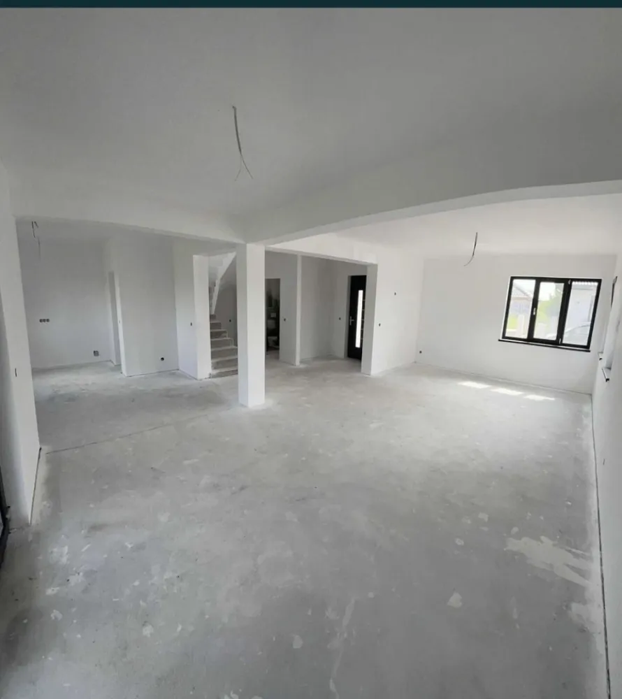 Vand Casa Drumul Odoreului, 125 Mp utili! - Proprietar, Vand Casa noua , Zona Odoreului Cartier Iris 2 , vizavi de sala de nunta

Suprafata construita este de 155mp , utila de 125,5 mp 
+ 40 mp terasa si garaj acoperit , gata finisat , vopsit in Alb

Suprafata terenului este de 340 mp

Casa se preda in urmatoarele conditii :
- toate utilitatile , Curent , Gaz , apa , canal , RDS 
Gard din placi de beton despartitoare intre case

- Interior tencuit, gletuit si Vopsit Alb

-Geamuri termopan Rehau Synego cu 7 camere ,3 sticla si 3 garnituri + pervaze interior si exterior

- Instalatie electrica 

-instalatie sanitara cu incalzire in pardosea la parter si etaj

- Exterior izolat cu polistiren de 10 cm + silicat

- Balustrada din sticla securizata si laminata de 16 mm

Compartimentare parter
-Hol , 
-Living ,
-bucatarie , 
-baie , 
-terasa si garaj

Compartimentare etaj
- 3 dormitoare
-1 baie
-1 dresing
-hol + urcare in pod

Pt informatii 0 ************************ 2