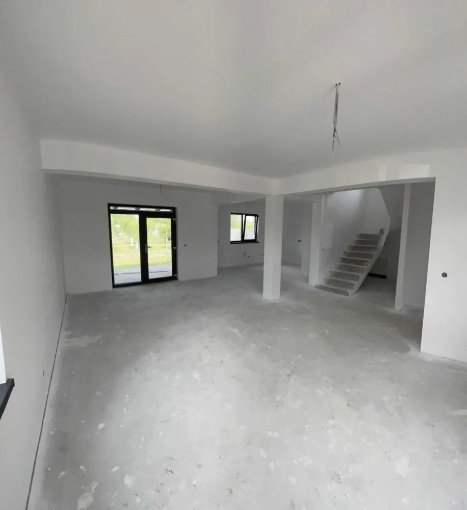 Vand Casa Drumul Odoreului, 125 Mp utili! - Proprietar, Vand Casa noua , Zona Odoreului Cartier Iris 2 , vizavi de sala de nunta

Suprafata construita este de 155mp , utila de 125,5 mp 
+ 40 mp terasa si garaj acoperit , gata finisat , vopsit in Alb

Suprafata terenului este de 340 mp

Casa se preda in urmatoarele conditii :
- toate utilitatile , Curent , Gaz , apa , canal , RDS 
Gard din placi de beton despartitoare intre case

- Interior tencuit, gletuit si Vopsit Alb

-Geamuri termopan Rehau Synego cu 7 camere ,3 sticla si 3 garnituri + pervaze interior si exterior

- Instalatie electrica 

-instalatie sanitara cu incalzire in pardosea la parter si etaj

- Exterior izolat cu polistiren de 10 cm + silicat

- Balustrada din sticla securizata si laminata de 16 mm

Compartimentare parter
-Hol , 
-Living ,
-bucatarie , 
-baie , 
-terasa si garaj

Compartimentare etaj
- 3 dormitoare
-1 baie
-1 dresing
-hol + urcare in pod

Pt informatii 0 ************************ 2