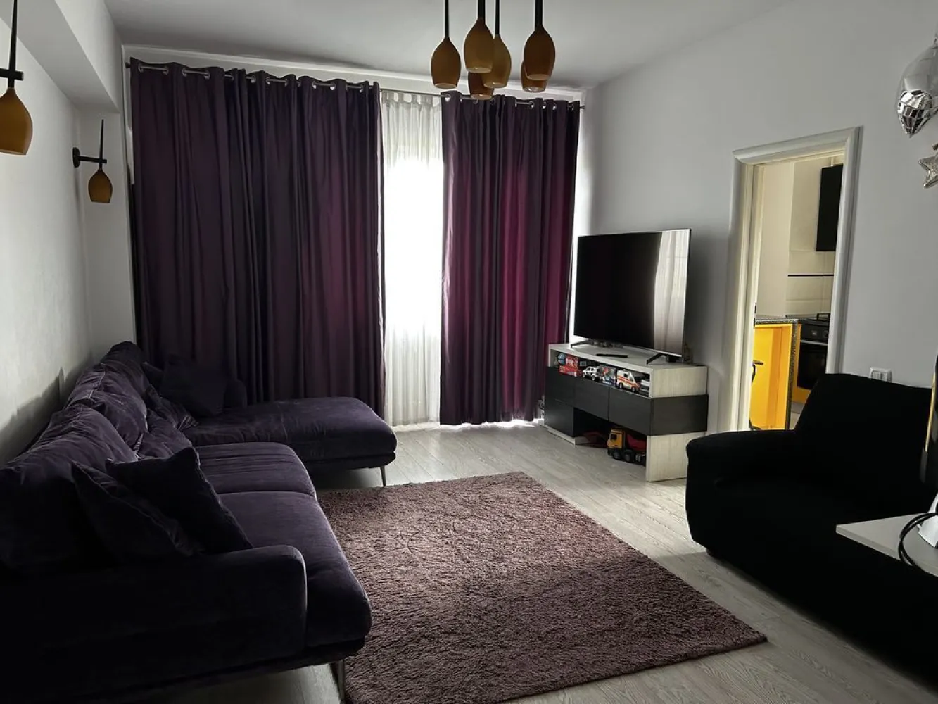 3 Camere | Tineretului City | utilat&mobilat + parcare s1 - Direct de la proprietar, fara agentii, va oferim un apartament de 3 camere in ansamblul Tineretului City pe Calea Vacaresti | Bucuresti, vis a vis de Parcul Tineretului, Delta Vacaresti, Mall Sun Plaza si Metrou Piata Sudului - magistrala 2, cu mijloace de transport STB | tramvai 1&10, autobuz 312, 313, 381, 133 sau troileibuz 76, 97 chiar in fata blocului, plus statia de Metrou Mihai Bravu - magistrala 2 in apropiere.

Imobil cu vechime din anul 2017, cu exterioare si interioare de caramida Porotherm, tamplarie Salamander gri, lifturi moderne de ultima generatie Schindler, acces interfon video, etc.

Apartamentul are 1 living generos, 1 bucatarie mare patrata, 2 dormitoare dintre care unul cu acces la baia mare, 1 alt grup sanitar cu dus, centrala termica pe gaz Immergas, complet mobilat si utilat dupa cum urmeaza: baile sunt utilate cu Grohe, Ideal, Roca, Romstal; mobilierul din bucatarie este facut pe comanda si este vopsit lucios, utilitati Gorenje, Samsung, Whirlpool; in living si dormitoare mobilierul este Euromobila si Ikea, 1 TV de 138cm Phillips Ambilight; instalatii electrice Schneider; mobilierul a fost achizitionat progresiv, cele mai recente achizitii in 2024.

Pretul include si un loc de parcare la Subsol 1, care este deasupra nivelului strazii, acest imobil detine 3 etaje cu parcare, al nostru se afla la cel intermediar.

Pretul este oarecum cel final, iar in cazul in care se doreste ne-mobilat&utilat; se mai poate negocia. 

Pentru mai multe detalii va rugam sa ne contactati telefonic sau prin mesaje, de preferat intre orele 12:00 - 21:00, iar pentru vizionare doar sambata si duminica. 

Va rugam sa ne respectati alegerea noastra de a vinde acest apartament fara intermediari si sa nu preluati pozele si detaliile acestui anunt.

Totusi, in cazul in care o agentie imobiliara are un client, putem oferi un comision de maxim 1,5% din pretul final de vanzare, in baza unui contract.