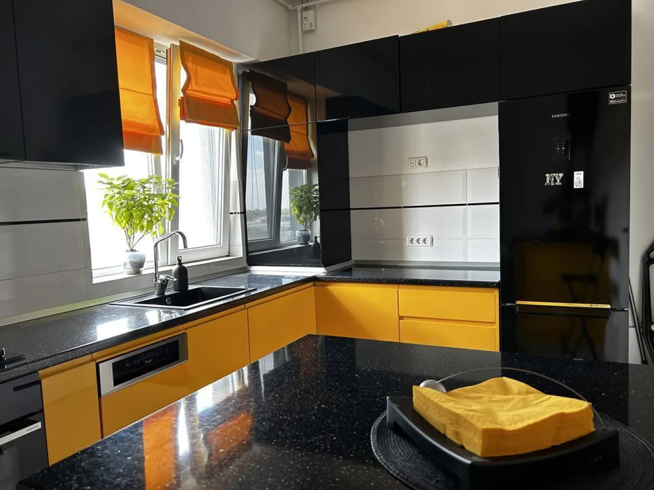 3 Camere | Tineretului City | utilat&mobilat + parcare s1 - Direct de la proprietar, fara agentii, va oferim un apartament de 3 camere in ansamblul Tineretului City pe Calea Vacaresti | Bucuresti, vis a vis de Parcul Tineretului, Delta Vacaresti, Mall Sun Plaza si Metrou Piata Sudului - magistrala 2, cu mijloace de transport STB | tramvai 1&10, autobuz 312, 313, 381, 133 sau troileibuz 76, 97 chiar in fata blocului, plus statia de Metrou Mihai Bravu - magistrala 2 in apropiere.

Imobil cu vechime din anul 2017, cu exterioare si interioare de caramida Porotherm, tamplarie Salamander gri, lifturi moderne de ultima generatie Schindler, acces interfon video, etc.

Apartamentul are 1 living generos, 1 bucatarie mare patrata, 2 dormitoare dintre care unul cu acces la baia mare, 1 alt grup sanitar cu dus, centrala termica pe gaz Immergas, complet mobilat si utilat dupa cum urmeaza: baile sunt utilate cu Grohe, Ideal, Roca, Romstal; mobilierul din bucatarie este facut pe comanda si este vopsit lucios, utilitati Gorenje, Samsung, Whirlpool; in living si dormitoare mobilierul este Euromobila si Ikea, 1 TV de 138cm Phillips Ambilight; instalatii electrice Schneider; mobilierul a fost achizitionat progresiv, cele mai recente achizitii in 2024.

Pretul include si un loc de parcare la Subsol 1, care este deasupra nivelului strazii, acest imobil detine 3 etaje cu parcare, al nostru se afla la cel intermediar.

Pretul este oarecum cel final, iar in cazul in care se doreste ne-mobilat&utilat; se mai poate negocia. 

Pentru mai multe detalii va rugam sa ne contactati telefonic sau prin mesaje, de preferat intre orele 12:00 - 21:00, iar pentru vizionare doar sambata si duminica. 

Va rugam sa ne respectati alegerea noastra de a vinde acest apartament fara intermediari si sa nu preluati pozele si detaliile acestui anunt.

Totusi, in cazul in care o agentie imobiliara are un client, putem oferi un comision de maxim 1,5% din pretul final de vanzare, in baza unui contract.