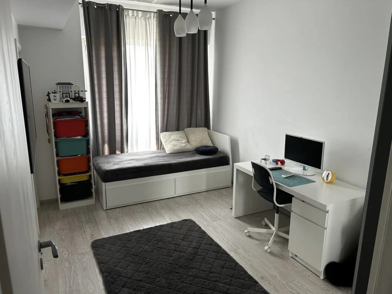 3 Camere | Tineretului City | utilat&mobilat + parcare s1 - Direct de la proprietar, fara agentii, va oferim un apartament de 3 camere in ansamblul Tineretului City pe Calea Vacaresti | Bucuresti, vis a vis de Parcul Tineretului, Delta Vacaresti, Mall Sun Plaza si Metrou Piata Sudului - magistrala 2, cu mijloace de transport STB | tramvai 1&10, autobuz 312, 313, 381, 133 sau troileibuz 76, 97 chiar in fata blocului, plus statia de Metrou Mihai Bravu - magistrala 2 in apropiere.

Imobil cu vechime din anul 2017, cu exterioare si interioare de caramida Porotherm, tamplarie Salamander gri, lifturi moderne de ultima generatie Schindler, acces interfon video, etc.

Apartamentul are 1 living generos, 1 bucatarie mare patrata, 2 dormitoare dintre care unul cu acces la baia mare, 1 alt grup sanitar cu dus, centrala termica pe gaz Immergas, complet mobilat si utilat dupa cum urmeaza: baile sunt utilate cu Grohe, Ideal, Roca, Romstal; mobilierul din bucatarie este facut pe comanda si este vopsit lucios, utilitati Gorenje, Samsung, Whirlpool; in living si dormitoare mobilierul este Euromobila si Ikea, 1 TV de 138cm Phillips Ambilight; instalatii electrice Schneider; mobilierul a fost achizitionat progresiv, cele mai recente achizitii in 2024.

Pretul include si un loc de parcare la Subsol 1, care este deasupra nivelului strazii, acest imobil detine 3 etaje cu parcare, al nostru se afla la cel intermediar.

Pretul este oarecum cel final, iar in cazul in care se doreste ne-mobilat&utilat; se mai poate negocia. 

Pentru mai multe detalii va rugam sa ne contactati telefonic sau prin mesaje, de preferat intre orele 12:00 - 21:00, iar pentru vizionare doar sambata si duminica. 

Va rugam sa ne respectati alegerea noastra de a vinde acest apartament fara intermediari si sa nu preluati pozele si detaliile acestui anunt.

Totusi, in cazul in care o agentie imobiliara are un client, putem oferi un comision de maxim 1,5% din pretul final de vanzare, in baza unui contract.