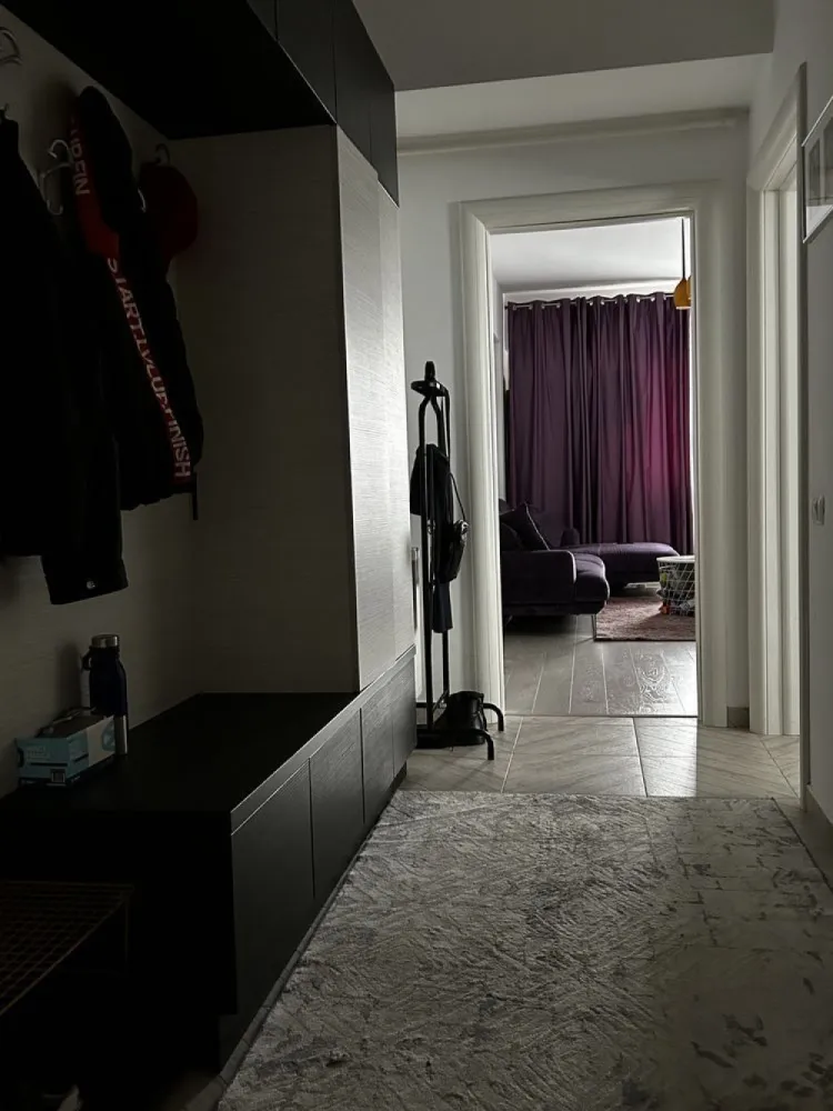 3 Camere | Tineretului City | utilat&mobilat + parcare s1 - Direct de la proprietar, fara agentii, va oferim un apartament de 3 camere in ansamblul Tineretului City pe Calea Vacaresti | Bucuresti, vis a vis de Parcul Tineretului, Delta Vacaresti, Mall Sun Plaza si Metrou Piata Sudului - magistrala 2, cu mijloace de transport STB | tramvai 1&10, autobuz 312, 313, 381, 133 sau troileibuz 76, 97 chiar in fata blocului, plus statia de Metrou Mihai Bravu - magistrala 2 in apropiere.

Imobil cu vechime din anul 2017, cu exterioare si interioare de caramida Porotherm, tamplarie Salamander gri, lifturi moderne de ultima generatie Schindler, acces interfon video, etc.

Apartamentul are 1 living generos, 1 bucatarie mare patrata, 2 dormitoare dintre care unul cu acces la baia mare, 1 alt grup sanitar cu dus, centrala termica pe gaz Immergas, complet mobilat si utilat dupa cum urmeaza: baile sunt utilate cu Grohe, Ideal, Roca, Romstal; mobilierul din bucatarie este facut pe comanda si este vopsit lucios, utilitati Gorenje, Samsung, Whirlpool; in living si dormitoare mobilierul este Euromobila si Ikea, 1 TV de 138cm Phillips Ambilight; instalatii electrice Schneider; mobilierul a fost achizitionat progresiv, cele mai recente achizitii in 2024.

Pretul include si un loc de parcare la Subsol 1, care este deasupra nivelului strazii, acest imobil detine 3 etaje cu parcare, al nostru se afla la cel intermediar.

Pretul este oarecum cel final, iar in cazul in care se doreste ne-mobilat&utilat; se mai poate negocia. 

Pentru mai multe detalii va rugam sa ne contactati telefonic sau prin mesaje, de preferat intre orele 12:00 - 21:00, iar pentru vizionare doar sambata si duminica. 

Va rugam sa ne respectati alegerea noastra de a vinde acest apartament fara intermediari si sa nu preluati pozele si detaliile acestui anunt.

Totusi, in cazul in care o agentie imobiliara are un client, putem oferi un comision de maxim 1,5% din pretul final de vanzare, in baza unui contract.