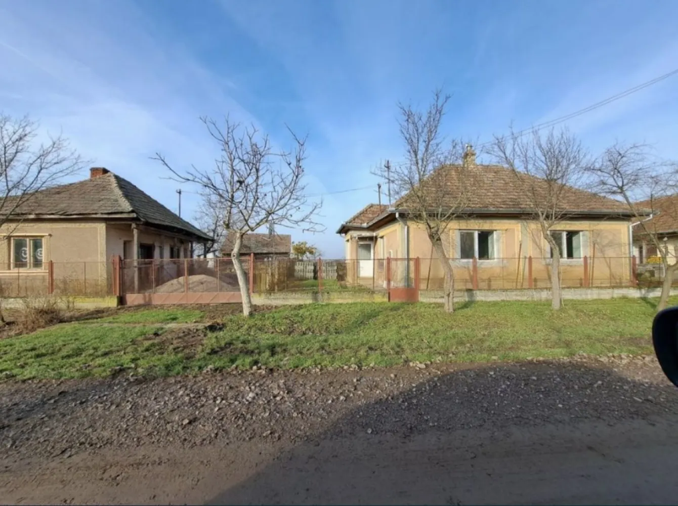 Casa de vanzare Ady Endre - Casa este in proces de renovare, 70% renovată !!
Este compusa din hol,2 camere,bucatatie,baie. 1 anexa, șură, curte mare, geamuri termopan etc.
Circuit electric nou
Toate actele la zi, CF disponibil
Suprafața totală 85 ari ! 
Localizare in sat Ady Endre, judetul Satu Mare. zonă foarte liniștită.