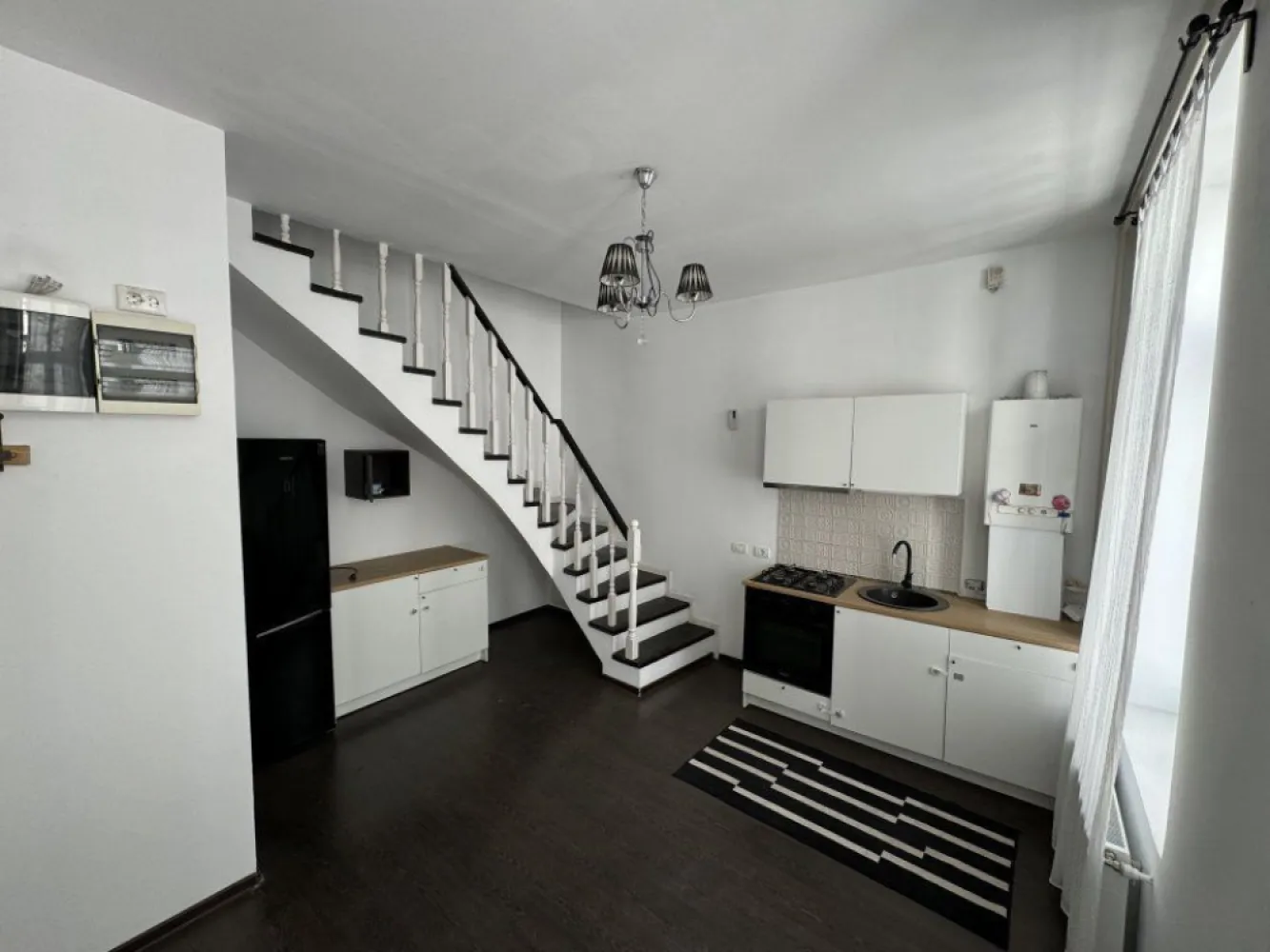 PROPRIETAR, Vand Apartament 3 camere, vila, Cismigiu - Proprietar ofer spre vanzare apartament 3 camere pozitionat ultracentral, pe strada Berthelot, nr. 21, situat la 200 de metri de calea Victoriei, 300 de metri de parcul Cismigiu, si 50 de metri de Ambasada Republicii Algeriene, in sectorul 1.
Casa a fost reconstruita in anul 2016. Reconstructia s-a realizat dupa aspectul initial al cladirii originale.
Apartamentul este compus din 3 camere, pe doua nivele, situat la etajul 1 si mansarda, intr-o casa cu doua etaje.
La etajul 1 regasim livingul+bucataria, o baie mica si un spatiu de depozitare localizat sub scari.
La mansarda gasim un hol mic care face deschiderea spre baia mare si inspre 2 dormitoare mari.
Apartamentul dispunde de centrala termica proprie, instalatie sanitara, instalatie gaz si instalatie electrica, toate noi, parchet de 10 mm, gresie in bai si pe scara interioara, geamuri termopan multicameral, jaluzele exterioare si plasa de tantari la geamuri, pereti interiori placati cu rigips. 
Cladirea este construita din stalpi beton armat si caramida, fundatia este dubla (2m plan vertical * 1,5 m plan orizontal), peretii exteriori au fost ranforsati cu plasa de otel. Pe langa racordarea la distribuitorul de apa din Sect. 1 pentru canalizare si apa, cladirea mai dispune si de un bazin de acumulare a apei cu hidrofor automat, pentru a se asigura o presiune constanta a apei.