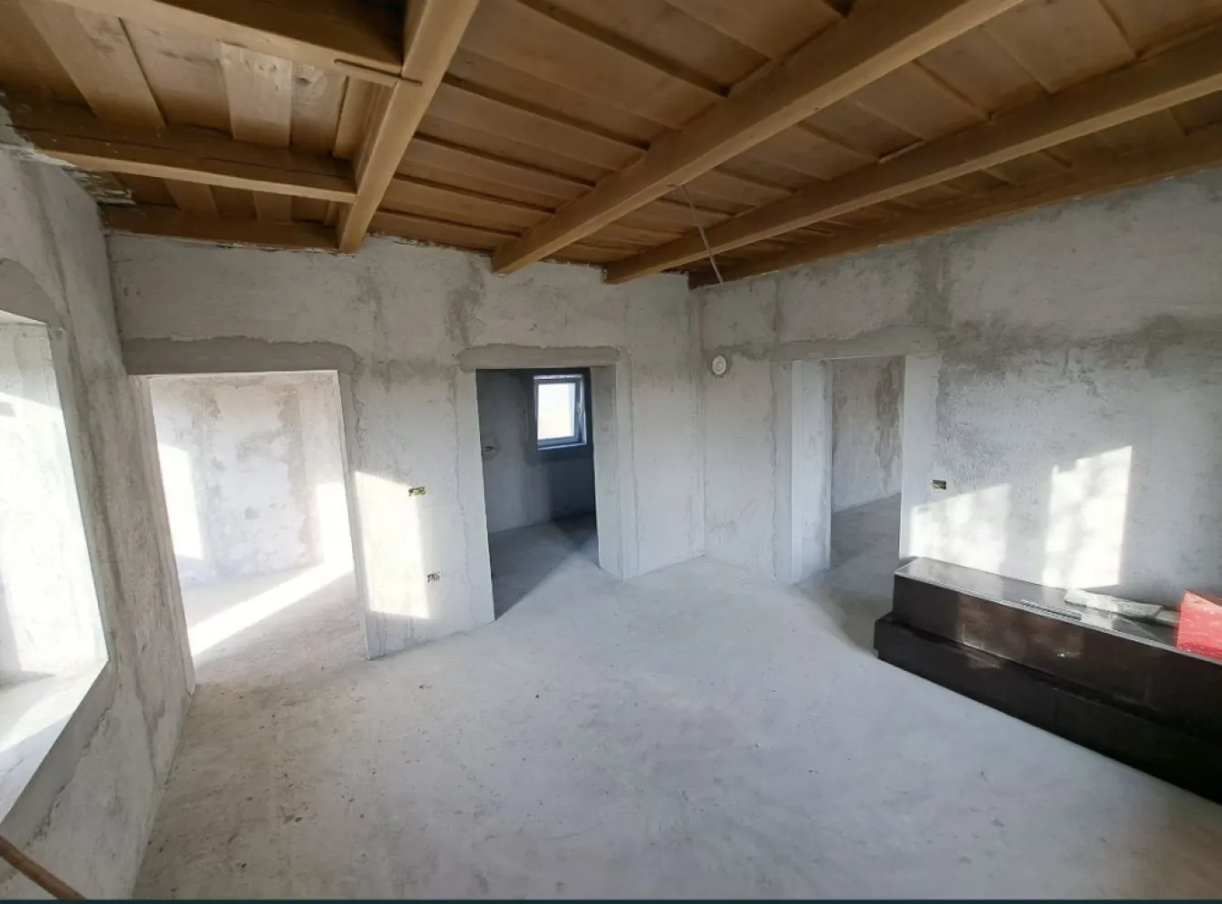 Casa de vanzare Ady Endre - Casa este in proces de renovare, 70% renovată !!
Este compusa din hol,2 camere,bucatatie,baie. 1 anexa, șură, curte mare, geamuri termopan etc.
Circuit electric nou
Toate actele la zi, CF disponibil
Suprafața totală 85 ari ! 
Localizare in sat Ady Endre, judetul Satu Mare. zonă foarte liniștită.