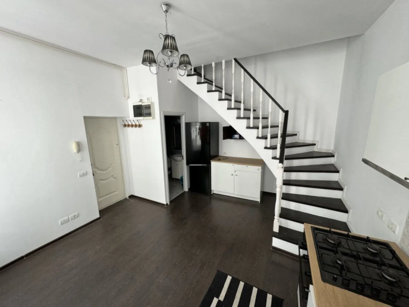 PROPRIETAR, Vand Apartament 3 camere, vila, Cismigiu - Proprietar ofer spre vanzare apartament 3 camere pozitionat ultracentral, pe strada Berthelot, nr. 21, situat la 200 de metri de calea Victoriei, 300 de metri de parcul Cismigiu, si 50 de metri de Ambasada Republicii Algeriene, in sectorul 1.
Casa a fost reconstruita in anul 2016. Reconstructia s-a realizat dupa aspectul initial al cladirii originale.
Apartamentul este compus din 3 camere, pe doua nivele, situat la etajul 1 si mansarda, intr-o casa cu doua etaje.
La etajul 1 regasim livingul+bucataria, o baie mica si un spatiu de depozitare localizat sub scari.
La mansarda gasim un hol mic care face deschiderea spre baia mare si inspre 2 dormitoare mari.
Apartamentul dispunde de centrala termica proprie, instalatie sanitara, instalatie gaz si instalatie electrica, toate noi, parchet de 10 mm, gresie in bai si pe scara interioara, geamuri termopan multicameral, jaluzele exterioare si plasa de tantari la geamuri, pereti interiori placati cu rigips. 
Cladirea este construita din stalpi beton armat si caramida, fundatia este dubla (2m plan vertical * 1,5 m plan orizontal), peretii exteriori au fost ranforsati cu plasa de otel. Pe langa racordarea la distribuitorul de apa din Sect. 1 pentru canalizare si apa, cladirea mai dispune si de un bazin de acumulare a apei cu hidrofor automat, pentru a se asigura o presiune constanta a apei.