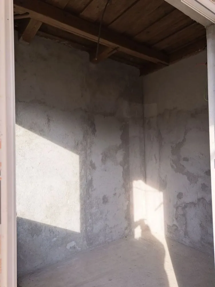 Casa de vanzare Ady Endre - Casa este in proces de renovare, 70% renovată !!
Este compusa din hol,2 camere,bucatatie,baie. 1 anexa, șură, curte mare, geamuri termopan etc.
Circuit electric nou
Toate actele la zi, CF disponibil
Suprafața totală 85 ari ! 
Localizare in sat Ady Endre, judetul Satu Mare. zonă foarte liniștită.