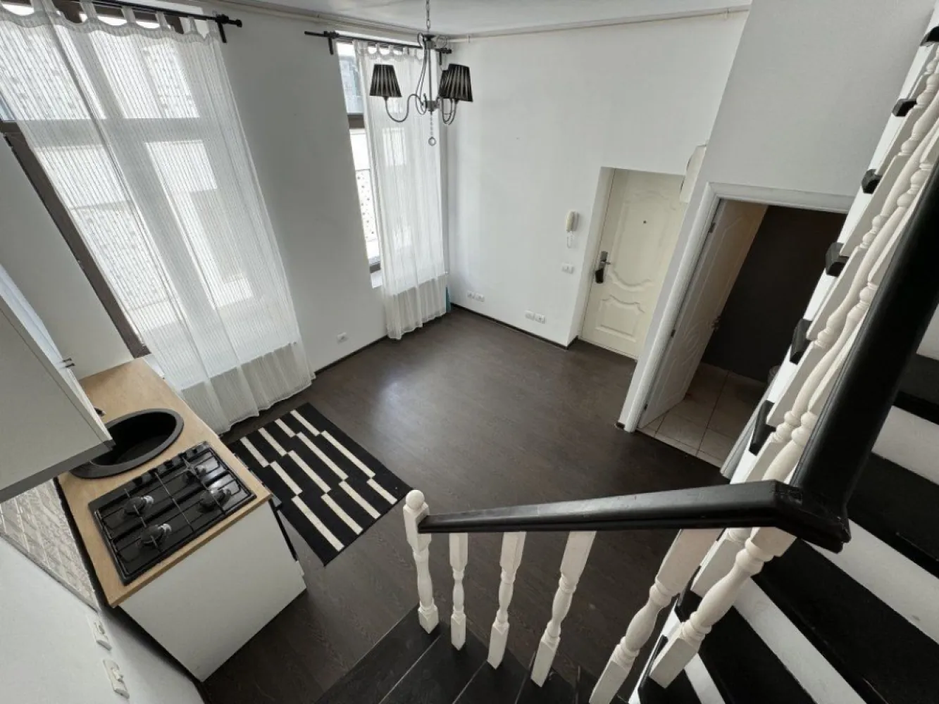 PROPRIETAR, Vand Apartament 3 camere, vila, Cismigiu - Proprietar ofer spre vanzare apartament 3 camere pozitionat ultracentral, pe strada Berthelot, nr. 21, situat la 200 de metri de calea Victoriei, 300 de metri de parcul Cismigiu, si 50 de metri de Ambasada Republicii Algeriene, in sectorul 1.
Casa a fost reconstruita in anul 2016. Reconstructia s-a realizat dupa aspectul initial al cladirii originale.
Apartamentul este compus din 3 camere, pe doua nivele, situat la etajul 1 si mansarda, intr-o casa cu doua etaje.
La etajul 1 regasim livingul+bucataria, o baie mica si un spatiu de depozitare localizat sub scari.
La mansarda gasim un hol mic care face deschiderea spre baia mare si inspre 2 dormitoare mari.
Apartamentul dispunde de centrala termica proprie, instalatie sanitara, instalatie gaz si instalatie electrica, toate noi, parchet de 10 mm, gresie in bai si pe scara interioara, geamuri termopan multicameral, jaluzele exterioare si plasa de tantari la geamuri, pereti interiori placati cu rigips. 
Cladirea este construita din stalpi beton armat si caramida, fundatia este dubla (2m plan vertical * 1,5 m plan orizontal), peretii exteriori au fost ranforsati cu plasa de otel. Pe langa racordarea la distribuitorul de apa din Sect. 1 pentru canalizare si apa, cladirea mai dispune si de un bazin de acumulare a apei cu hidrofor automat, pentru a se asigura o presiune constanta a apei.