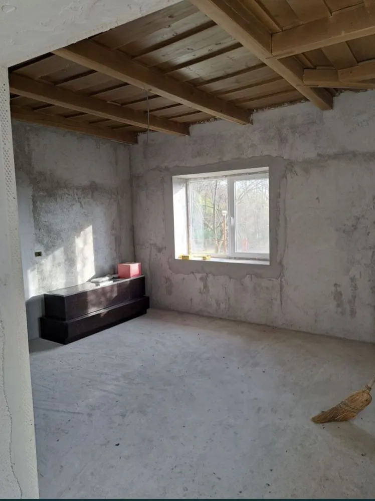 Casa de vanzare Ady Endre - Casa este in proces de renovare, 70% renovată !!
Este compusa din hol,2 camere,bucatatie,baie. 1 anexa, șură, curte mare, geamuri termopan etc.
Circuit electric nou
Toate actele la zi, CF disponibil
Suprafața totală 85 ari ! 
Localizare in sat Ady Endre, judetul Satu Mare. zonă foarte liniștită.