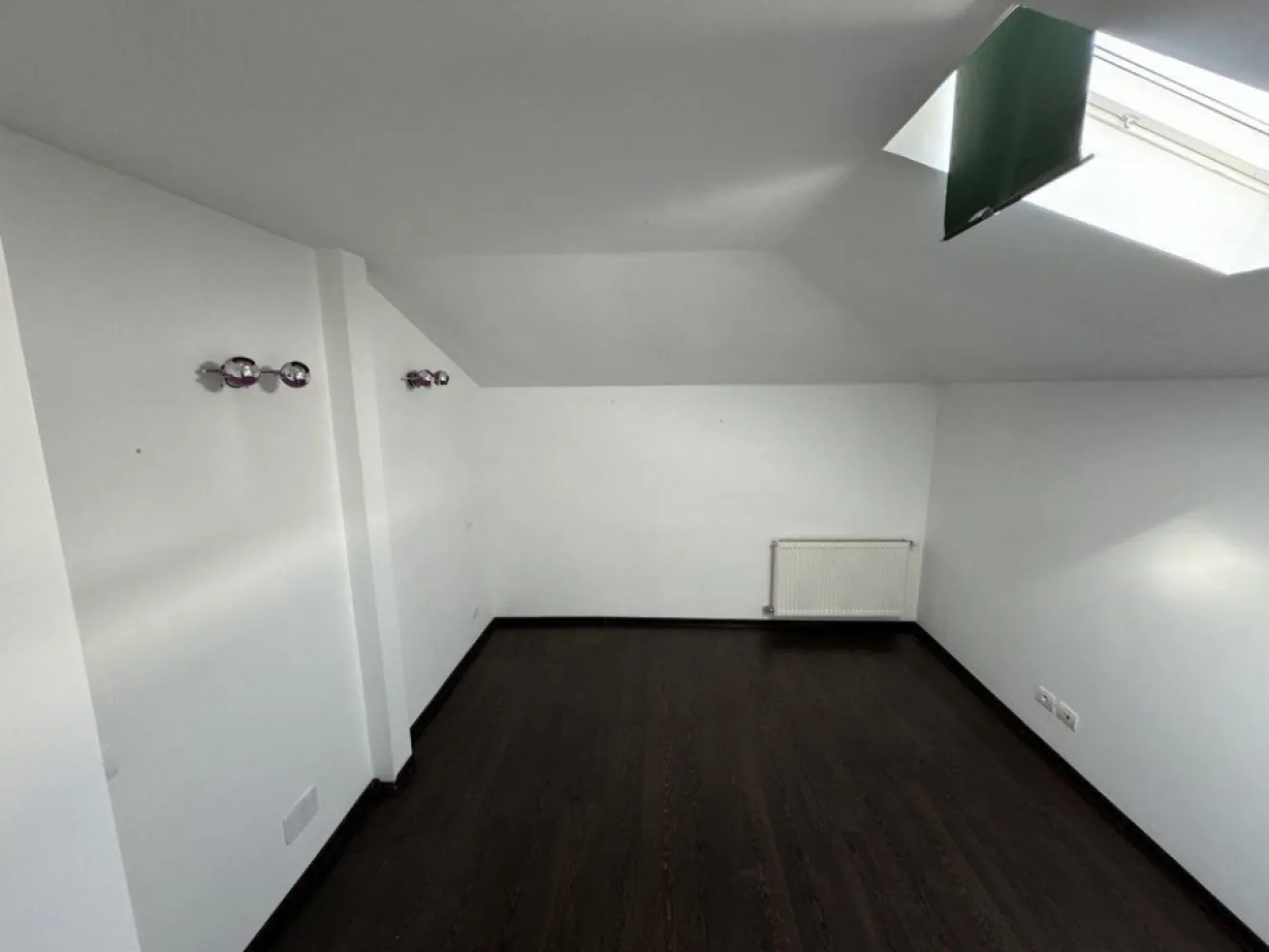 PROPRIETAR, Vand Apartament 3 camere, vila, Cismigiu - Proprietar ofer spre vanzare apartament 3 camere pozitionat ultracentral, pe strada Berthelot, nr. 21, situat la 200 de metri de calea Victoriei, 300 de metri de parcul Cismigiu, si 50 de metri de Ambasada Republicii Algeriene, in sectorul 1.
Casa a fost reconstruita in anul 2016. Reconstructia s-a realizat dupa aspectul initial al cladirii originale.
Apartamentul este compus din 3 camere, pe doua nivele, situat la etajul 1 si mansarda, intr-o casa cu doua etaje.
La etajul 1 regasim livingul+bucataria, o baie mica si un spatiu de depozitare localizat sub scari.
La mansarda gasim un hol mic care face deschiderea spre baia mare si inspre 2 dormitoare mari.
Apartamentul dispunde de centrala termica proprie, instalatie sanitara, instalatie gaz si instalatie electrica, toate noi, parchet de 10 mm, gresie in bai si pe scara interioara, geamuri termopan multicameral, jaluzele exterioare si plasa de tantari la geamuri, pereti interiori placati cu rigips. 
Cladirea este construita din stalpi beton armat si caramida, fundatia este dubla (2m plan vertical * 1,5 m plan orizontal), peretii exteriori au fost ranforsati cu plasa de otel. Pe langa racordarea la distribuitorul de apa din Sect. 1 pentru canalizare si apa, cladirea mai dispune si de un bazin de acumulare a apei cu hidrofor automat, pentru a se asigura o presiune constanta a apei.
