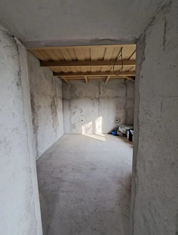 Casa de vanzare Ady Endre - Casa este in proces de renovare, 70% renovată !!
Este compusa din hol,2 camere,bucatatie,baie. 1 anexa, șură, curte mare, geamuri termopan etc.
Circuit electric nou
Toate actele la zi, CF disponibil
Suprafața totală 85 ari ! 
Localizare in sat Ady Endre, judetul Satu Mare. zonă foarte liniștită.