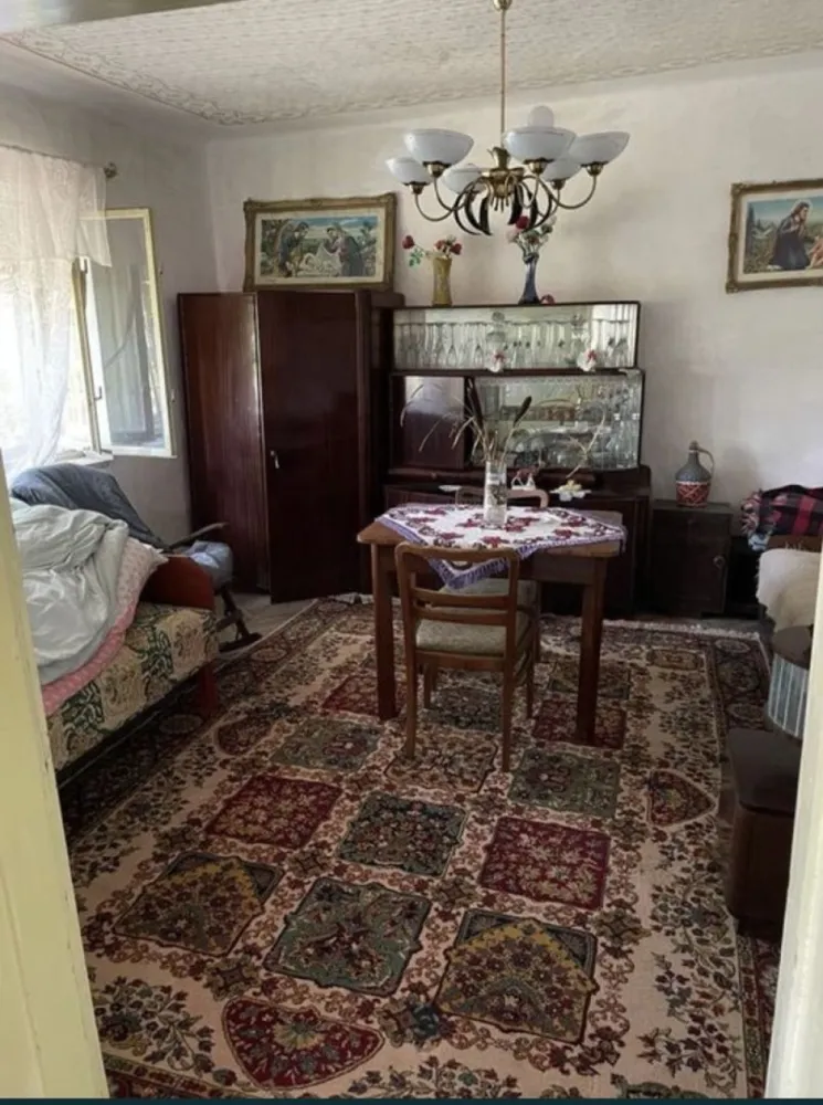 Vand casa la tara - Vând casă 120 mp în sat Cuța, comuna Scond, județul Satu Mare. Casa este compusă din 2 camere, bucătărie, baie, hol, cămară de alimente + anexe gospodărești, în total 48 ari teren. Actele la zi, imediat ocupabilă.