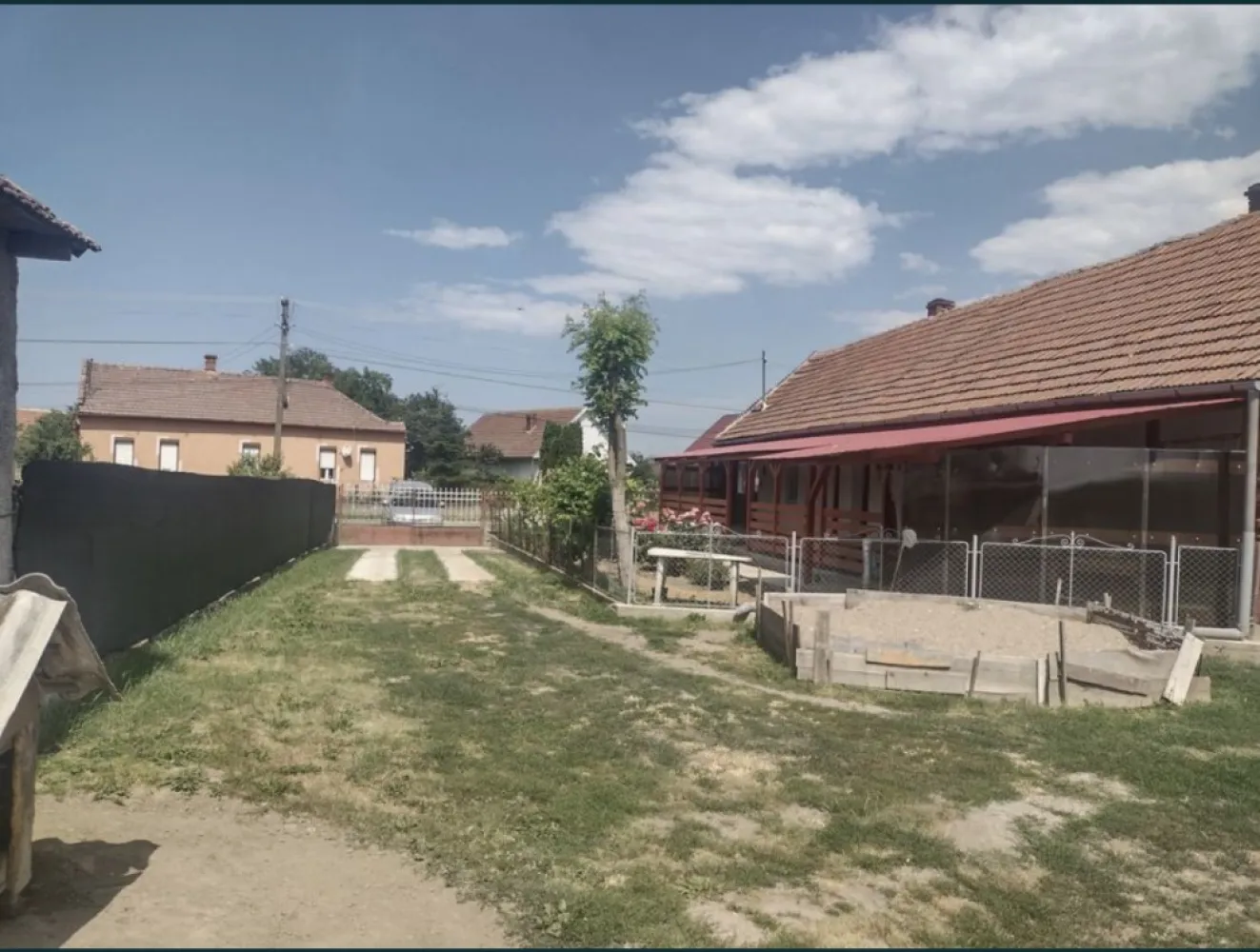 Vand urgent Casa (Boghis SM) sau schimb cu aprtament - Vând casă în sat Boghiș, Nr 27 comuna Doba sau schimb cu apartament in Satu Mare, strada principală șosea modernă reabilitată. Suprafața 
reprezentând in natură teren intravilan, în suprafață de 3526 mp, din care 830 mp categoria de folosință a curți construcții ( având front de 18 m ) și 2696 mp categoria de folosință arabil . Casa de locuit are suprafața construită la sol de 137 mp fiind compusă din:
- 2 camere( 1 camera necesita renovată)
- 2 holuri
- 1 camera de baie( necesită finisată )
- 1 bucătărie ( necesită renovată )
Casa este construită din hoioagă , pereții având grosimea de 50 cm.
Pt mai multe detalii contactați telefonic! 07******61