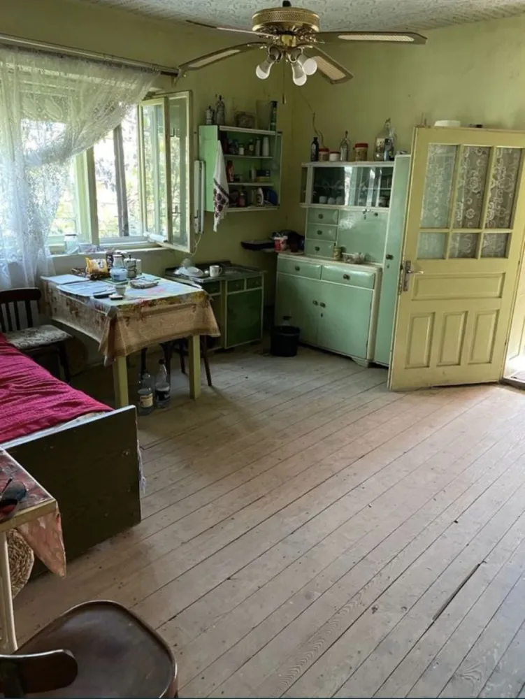 Vand casa la tara - Vând casă 120 mp în sat Cuța, comuna Scond, județul Satu Mare. Casa este compusă din 2 camere, bucătărie, baie, hol, cămară de alimente + anexe gospodărești, în total 48 ari teren. Actele la zi, imediat ocupabilă.