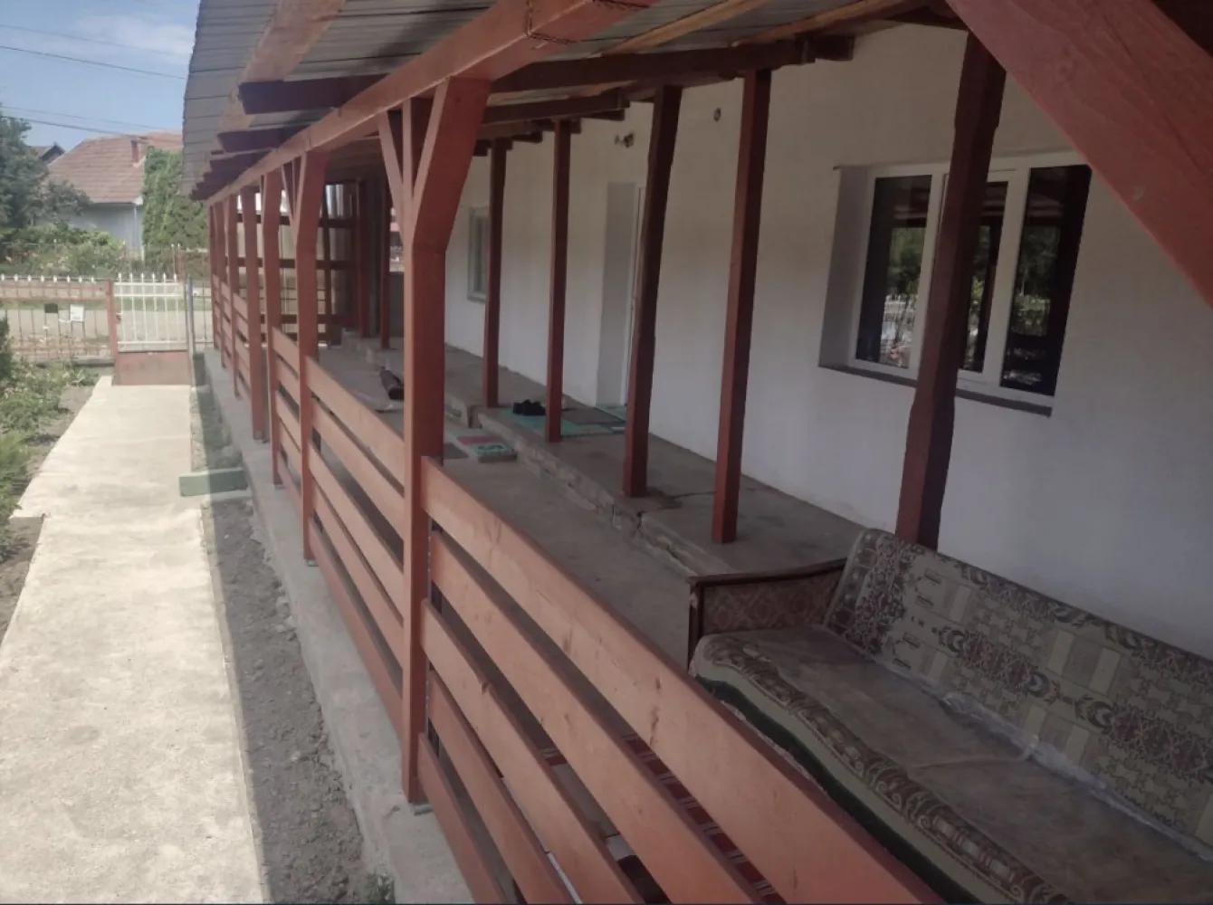 Vand urgent Casa (Boghis SM) sau schimb cu aprtament - Vând casă în sat Boghiș, Nr 27 comuna Doba sau schimb cu apartament in Satu Mare, strada principală șosea modernă reabilitată. Suprafața 
reprezentând in natură teren intravilan, în suprafață de 3526 mp, din care 830 mp categoria de folosință a curți construcții ( având front de 18 m ) și 2696 mp categoria de folosință arabil . Casa de locuit are suprafața construită la sol de 137 mp fiind compusă din:
- 2 camere( 1 camera necesita renovată)
- 2 holuri
- 1 camera de baie( necesită finisată )
- 1 bucătărie ( necesită renovată )
Casa este construită din hoioagă , pereții având grosimea de 50 cm.
Pt mai multe detalii contactați telefonic! 07******61