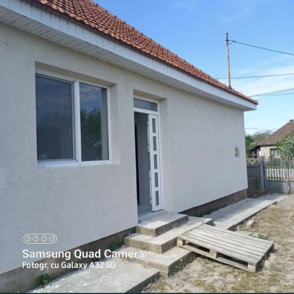 Casa renovata Complet - Casa Complet renovata 
Acoperis nou
Proaspat izolata
Parchet nou in toata casa
Geamuri termopan
Apa instalata
Curte foarte mare 46 Arii

Compartimentare: 80mp utili
2 camere
Bucatarie
Hol
Baie

Infrastructura:
La 19km de Satu Mare
Strada asfaltata
Apa instalata
Canalizare instalata pe strada

Foarte aproape de zone de relaxare din Bercu Nou(1km de Raul Somes si Cabanele din Bercu Nou), mai multe detalii la telefon sau pe whatsapp