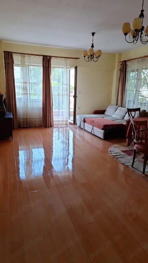 Particular, Penthouse, 1 Mai, 123 mp, etaj 3 - Particular, vand Penthouse, etaj 3, zona 1 Mai- Piata Chibrit. Apartamentul are o suprafata totala de 123 mp si este situat intr-o vila construita in anul 2008. O terasa spatioasa, proprie, de 40 mp, inconjoara apartamentul. Apartamentul se compune din: living, bucatarie, hol, 2 dormitoare fiecare cu baie proprie, terasa.
A fost complet renovat in anul 2023. Are centrala proprie de apartament si aer conditionat in fiecare camera. Loc de parcare disponibil in fata cladirii.

Acces facil la metrou ( 5 min pana la statia 1 Mai), gradinita, scoala, piata, restaurante, hipermarketuri, mijloace de transport in comun, parcuri.
Apartamentul se preda complet utilat, corpuri iluminat, sanitare complete la bai.
Pret 245.000 euro.