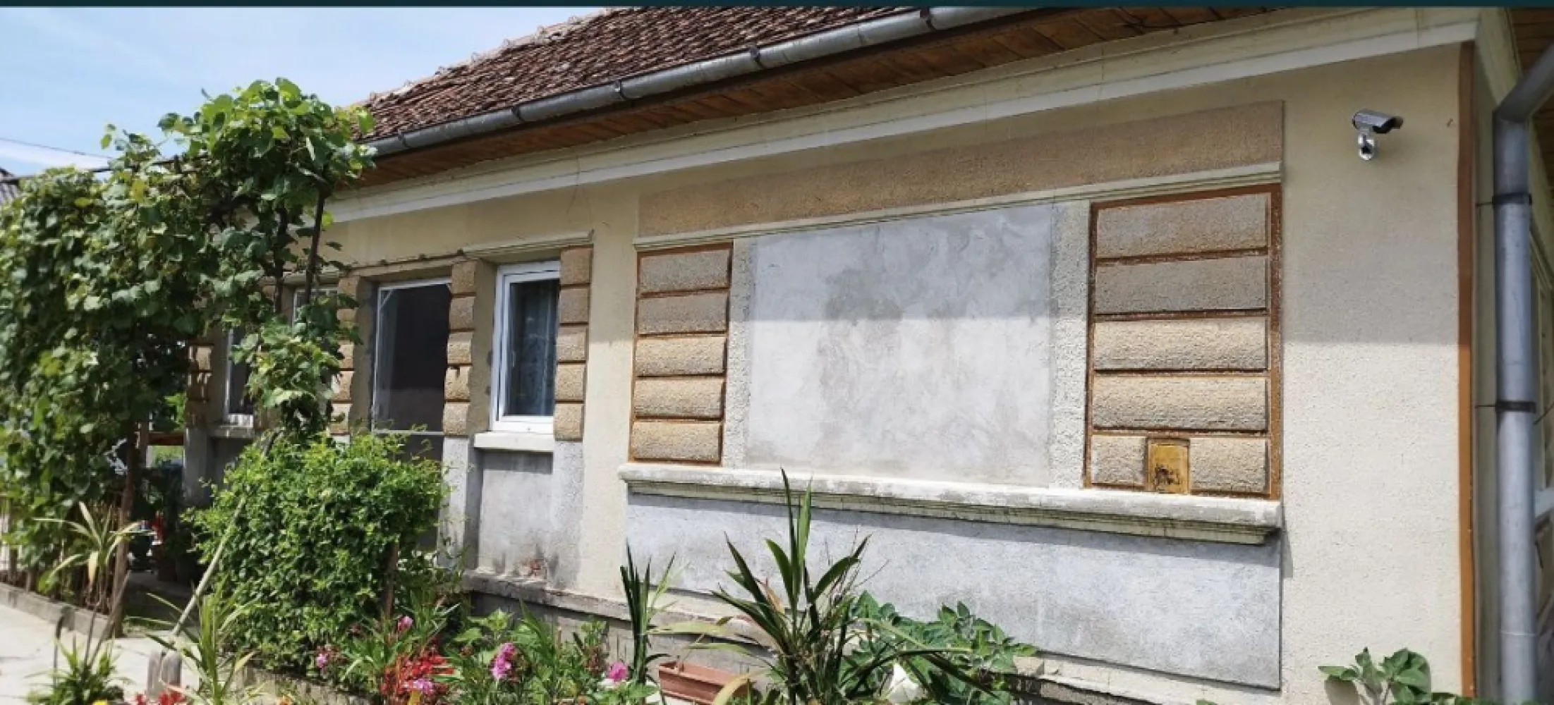 Casa si teren de vanzare - Vând casă și teren în localitatea Roșiori, județul Satu Mare. Casă se află în centrul satului, la aproximativ 200 m de șoseaua principală. Terenul are o suprafață de 9234 mp iar pe acesta se afla o casă cu suprafața de 102 mp și o anexă gospodărească cu suprafața de 118 mp. Toate actele sunt in regulă. Se poate vedea doar sâmbăta și duminica. Pentru mai multe informații, vă rog să mă contactați prin chatul OLX.