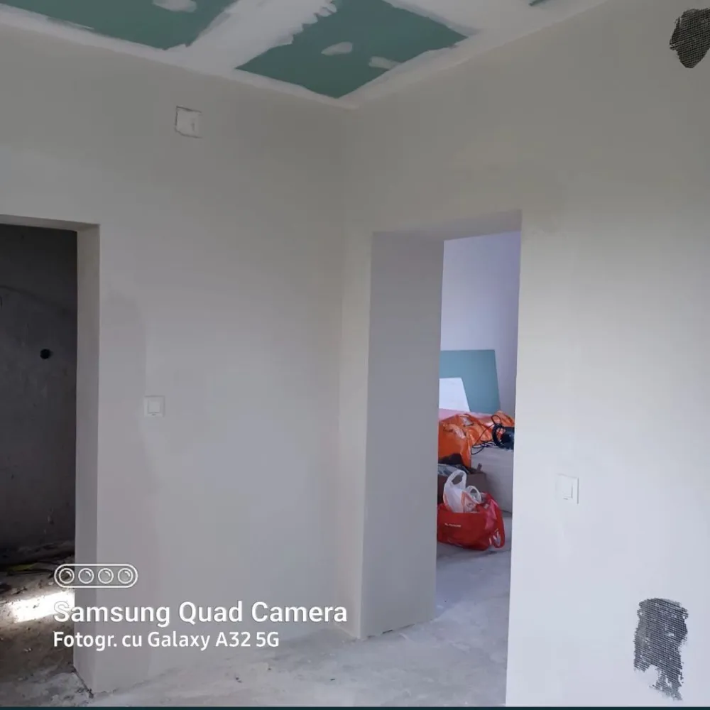 Casa renovata Complet - Casa Complet renovata 
Acoperis nou
Proaspat izolata
Parchet nou in toata casa
Geamuri termopan
Apa instalata
Curte foarte mare 46 Arii

Compartimentare: 80mp utili
2 camere
Bucatarie
Hol
Baie

Infrastructura:
La 19km de Satu Mare
Strada asfaltata
Apa instalata
Canalizare instalata pe strada

Foarte aproape de zone de relaxare din Bercu Nou(1km de Raul Somes si Cabanele din Bercu Nou), mai multe detalii la telefon sau pe whatsapp