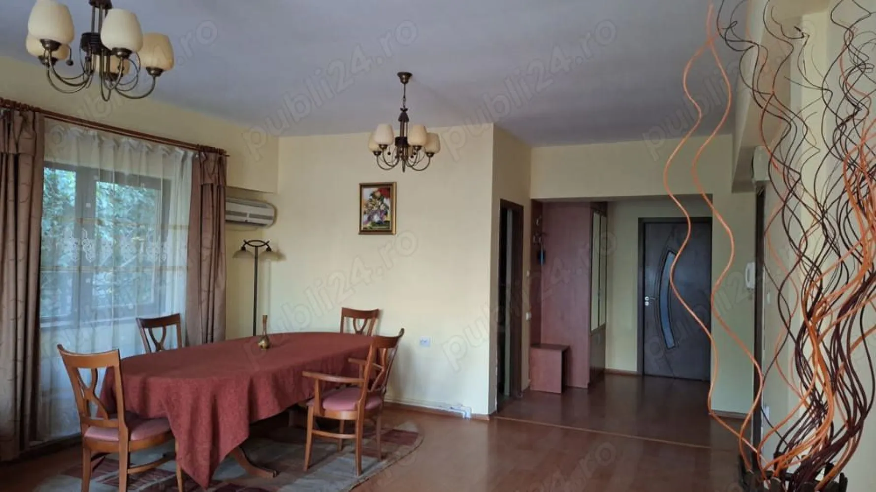 Particular, Penthouse, 1 Mai, 123 mp, etaj 3 - Particular, vand Penthouse, etaj 3, zona 1 Mai- Piata Chibrit. Apartamentul are o suprafata totala de 123 mp si este situat intr-o vila construita in anul 2008. O terasa spatioasa, proprie, de 40 mp, inconjoara apartamentul. Apartamentul se compune din: living, bucatarie, hol, 2 dormitoare fiecare cu baie proprie, terasa.
A fost complet renovat in anul 2023. Are centrala proprie de apartament si aer conditionat in fiecare camera. Loc de parcare disponibil in fata cladirii.

Acces facil la metrou ( 5 min pana la statia 1 Mai), gradinita, scoala, piata, restaurante, hipermarketuri, mijloace de transport in comun, parcuri.
Apartamentul se preda complet utilat, corpuri iluminat, sanitare complete la bai.
Pret 245.000 euro.