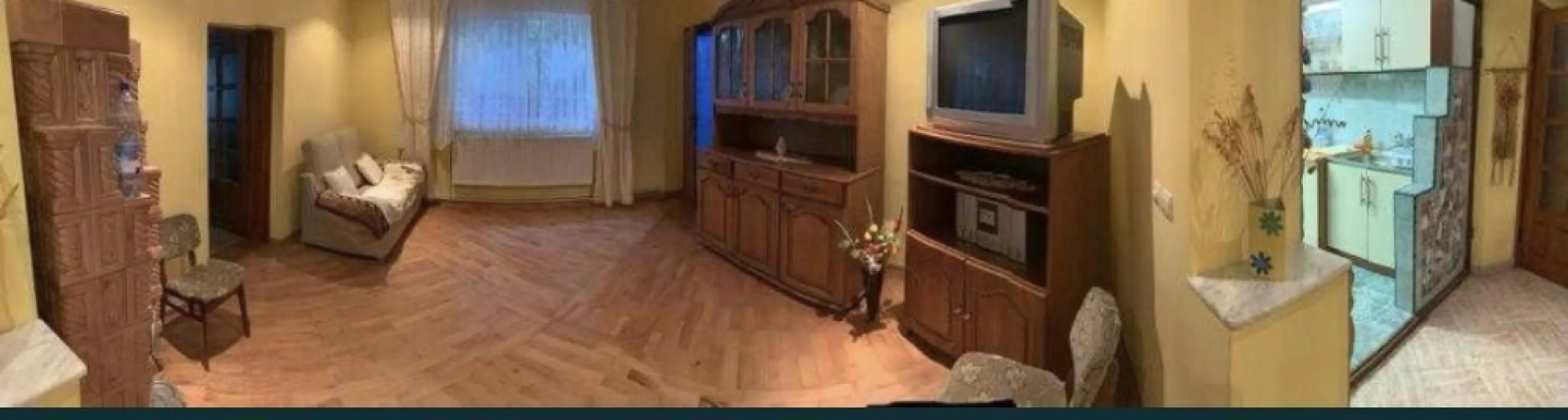 Vand casa cu 121 mp suprafata construita si teren 1635 mp - Proprietar ofer spre vânzare casă complet utilată și teren aferent situate în Loc. Tur, oraș Negrești-Oaș, jud. Satu-Mare. Casa este amplasată în zonă centrală și beneficiază de apă curentă, canalizare, încălzire centrală + încălzire auxiliară lemn. Totodată casa beneficiază de geamuri cu tâmplărie termopan, pardoseală din parchet lemn masiv, parchet laminat și gresie. Este complet mobilată și poate fi folosită fără a fi necesare reparații costisitoare sau investiții suplimentare. Clădirea are dimensiuni potrivite și poate fi întreținută ușor. Este perfectă pentru persoane de doresc să se mute rapid.
Proprietatea are deschidere la strada principală și se compune din casa locuit, anexa și grădină cu pomi fructiferi. Terenul generos permite amenajarea unei grădini sau a unor anexe suplimentare.Suprafata totala: 1635 mp. Acte la zi.