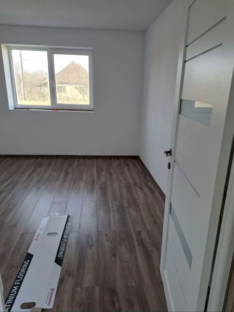 Casa renovata Complet - Casa Complet renovata 
Acoperis nou
Proaspat izolata
Parchet nou in toata casa
Geamuri termopan
Apa instalata
Curte foarte mare 46 Arii

Compartimentare: 80mp utili
2 camere
Bucatarie
Hol
Baie

Infrastructura:
La 19km de Satu Mare
Strada asfaltata
Apa instalata
Canalizare instalata pe strada

Foarte aproape de zone de relaxare din Bercu Nou(1km de Raul Somes si Cabanele din Bercu Nou), mai multe detalii la telefon sau pe whatsapp