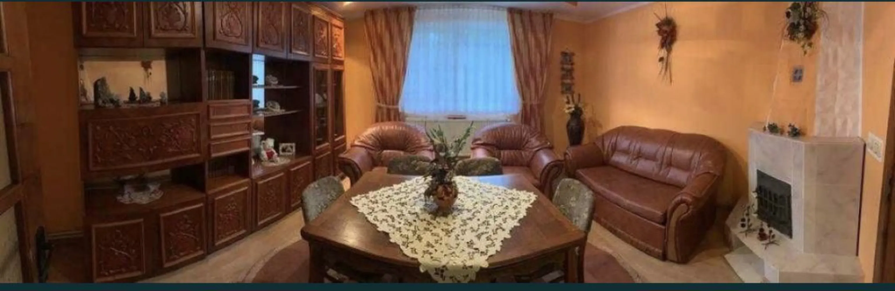Vand casa cu 121 mp suprafata construita si teren 1635 mp - Proprietar ofer spre vânzare casă complet utilată și teren aferent situate în Loc. Tur, oraș Negrești-Oaș, jud. Satu-Mare. Casa este amplasată în zonă centrală și beneficiază de apă curentă, canalizare, încălzire centrală + încălzire auxiliară lemn. Totodată casa beneficiază de geamuri cu tâmplărie termopan, pardoseală din parchet lemn masiv, parchet laminat și gresie. Este complet mobilată și poate fi folosită fără a fi necesare reparații costisitoare sau investiții suplimentare. Clădirea are dimensiuni potrivite și poate fi întreținută ușor. Este perfectă pentru persoane de doresc să se mute rapid.
Proprietatea are deschidere la strada principală și se compune din casa locuit, anexa și grădină cu pomi fructiferi. Terenul generos permite amenajarea unei grădini sau a unor anexe suplimentare.Suprafata totala: 1635 mp. Acte la zi.