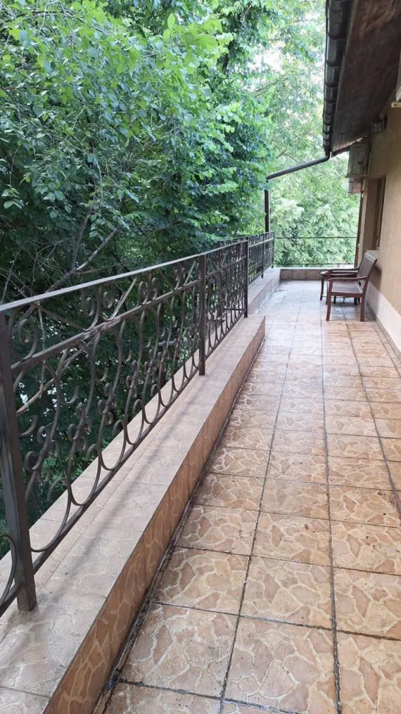 Particular, Penthouse, 1 Mai, 123 mp, etaj 3 - Particular, vand Penthouse, etaj 3, zona 1 Mai- Piata Chibrit. Apartamentul are o suprafata totala de 123 mp si este situat intr-o vila construita in anul 2008. O terasa spatioasa, proprie, de 40 mp, inconjoara apartamentul. Apartamentul se compune din: living, bucatarie, hol, 2 dormitoare fiecare cu baie proprie, terasa.
A fost complet renovat in anul 2023. Are centrala proprie de apartament si aer conditionat in fiecare camera. Loc de parcare disponibil in fata cladirii.

Acces facil la metrou ( 5 min pana la statia 1 Mai), gradinita, scoala, piata, restaurante, hipermarketuri, mijloace de transport in comun, parcuri.
Apartamentul se preda complet utilat, corpuri iluminat, sanitare complete la bai.
Pret 245.000 euro.