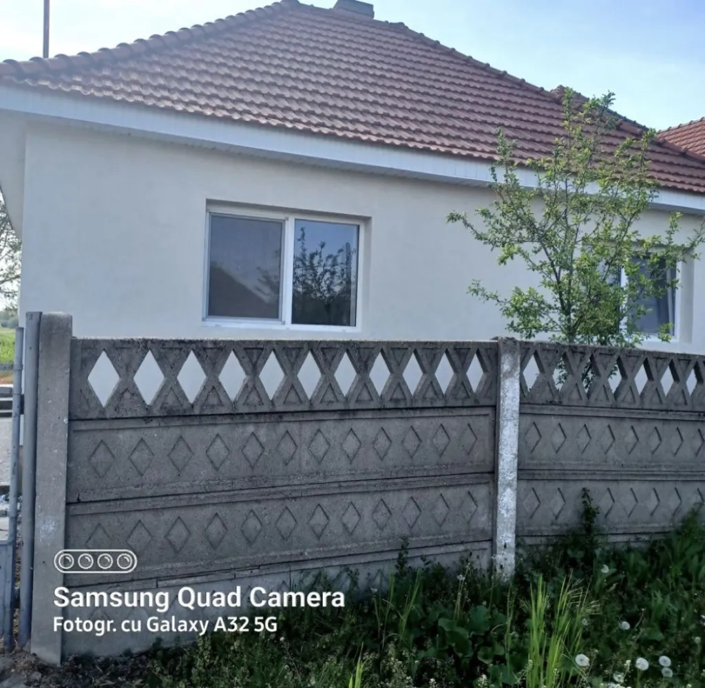 Casa renovata Complet - Casa Complet renovata 
Acoperis nou
Proaspat izolata
Parchet nou in toata casa
Geamuri termopan
Apa instalata
Curte foarte mare 46 Arii

Compartimentare: 80mp utili
2 camere
Bucatarie
Hol
Baie

Infrastructura:
La 19km de Satu Mare
Strada asfaltata
Apa instalata
Canalizare instalata pe strada

Foarte aproape de zone de relaxare din Bercu Nou(1km de Raul Somes si Cabanele din Bercu Nou), mai multe detalii la telefon sau pe whatsapp
