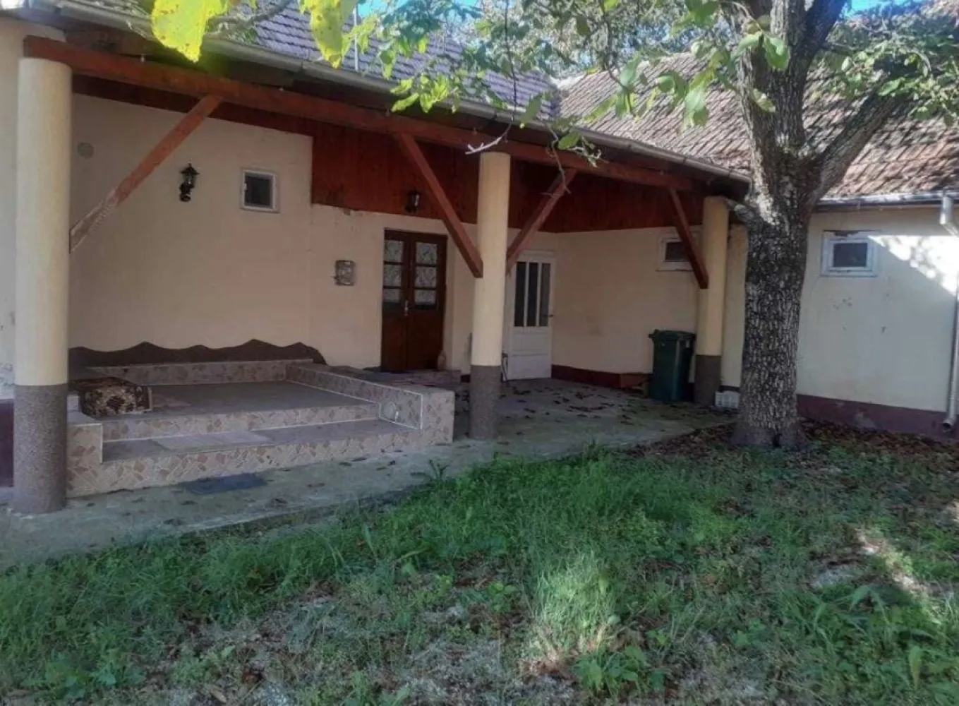 Vand casa cu 121 mp suprafata construita si teren 1635 mp - Proprietar ofer spre vânzare casă complet utilată și teren aferent situate în Loc. Tur, oraș Negrești-Oaș, jud. Satu-Mare. Casa este amplasată în zonă centrală și beneficiază de apă curentă, canalizare, încălzire centrală + încălzire auxiliară lemn. Totodată casa beneficiază de geamuri cu tâmplărie termopan, pardoseală din parchet lemn masiv, parchet laminat și gresie. Este complet mobilată și poate fi folosită fără a fi necesare reparații costisitoare sau investiții suplimentare. Clădirea are dimensiuni potrivite și poate fi întreținută ușor. Este perfectă pentru persoane de doresc să se mute rapid.
Proprietatea are deschidere la strada principală și se compune din casa locuit, anexa și grădină cu pomi fructiferi. Terenul generos permite amenajarea unei grădini sau a unor anexe suplimentare.Suprafata totala: 1635 mp. Acte la zi.