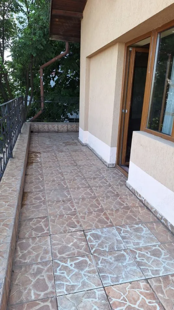 Particular, Penthouse, 1 Mai, 123 mp, etaj 3 - Particular, vand Penthouse, etaj 3, zona 1 Mai- Piata Chibrit. Apartamentul are o suprafata totala de 123 mp si este situat intr-o vila construita in anul 2008. O terasa spatioasa, proprie, de 40 mp, inconjoara apartamentul. Apartamentul se compune din: living, bucatarie, hol, 2 dormitoare fiecare cu baie proprie, terasa.
A fost complet renovat in anul 2023. Are centrala proprie de apartament si aer conditionat in fiecare camera. Loc de parcare disponibil in fata cladirii.

Acces facil la metrou ( 5 min pana la statia 1 Mai), gradinita, scoala, piata, restaurante, hipermarketuri, mijloace de transport in comun, parcuri.
Apartamentul se preda complet utilat, corpuri iluminat, sanitare complete la bai.
Pret 245.000 euro.