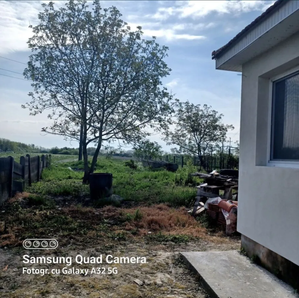 Casa renovata Complet - Casa Complet renovata 
Acoperis nou
Proaspat izolata
Parchet nou in toata casa
Geamuri termopan
Apa instalata
Curte foarte mare 46 Arii

Compartimentare: 80mp utili
2 camere
Bucatarie
Hol
Baie

Infrastructura:
La 19km de Satu Mare
Strada asfaltata
Apa instalata
Canalizare instalata pe strada

Foarte aproape de zone de relaxare din Bercu Nou(1km de Raul Somes si Cabanele din Bercu Nou), mai multe detalii la telefon sau pe whatsapp