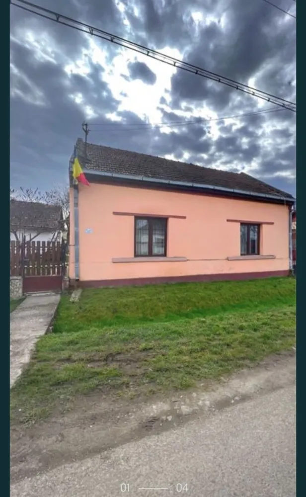Casa de vanzare - Casa de vanzare in zona centrala, linistita cu toate utilitatile la strada. Centru de permanenta si farmacia la 500m !
Suprafata totala de 978 mp cu constructie anexa, garaj si livada !