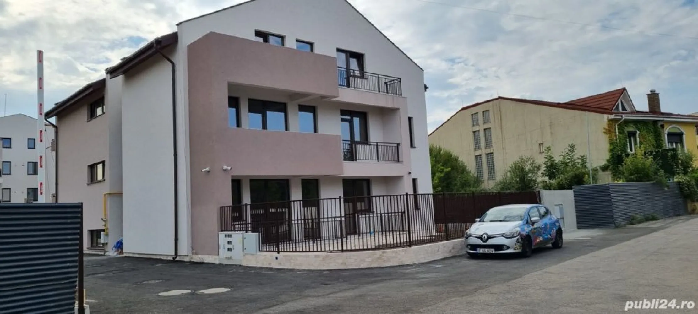 Apartament 3 camere cu gradina Bucurestii Noi - Apartamentul este situat intr-un imobil cu 6 apartamente. Are curte individuala de 111mp, Sc=112mp.
FINISAJE: Parchet laminat rezistent la umiditate (Germania), gresie, faianta (Italia), videointerfon,
-geamuri termoizolante Rehau, tamplarie PVC, cu 5 camere, geam: 4Float - 10Argon -4LowE, Uw: 1.4 
Usa de exterior metalica antiefractie Superlock.
Centrala termica proprie, incalzire in pardoseala, AC-convectoare. Glafuri interioare si exterioare, izolatie termica si fonica a placilor. 
Contorizare individuala pentru utilitati. Pereti interiori si exteriori din caramida Porotherm Robust. Placari scari si spatii comune cu marmura granit.