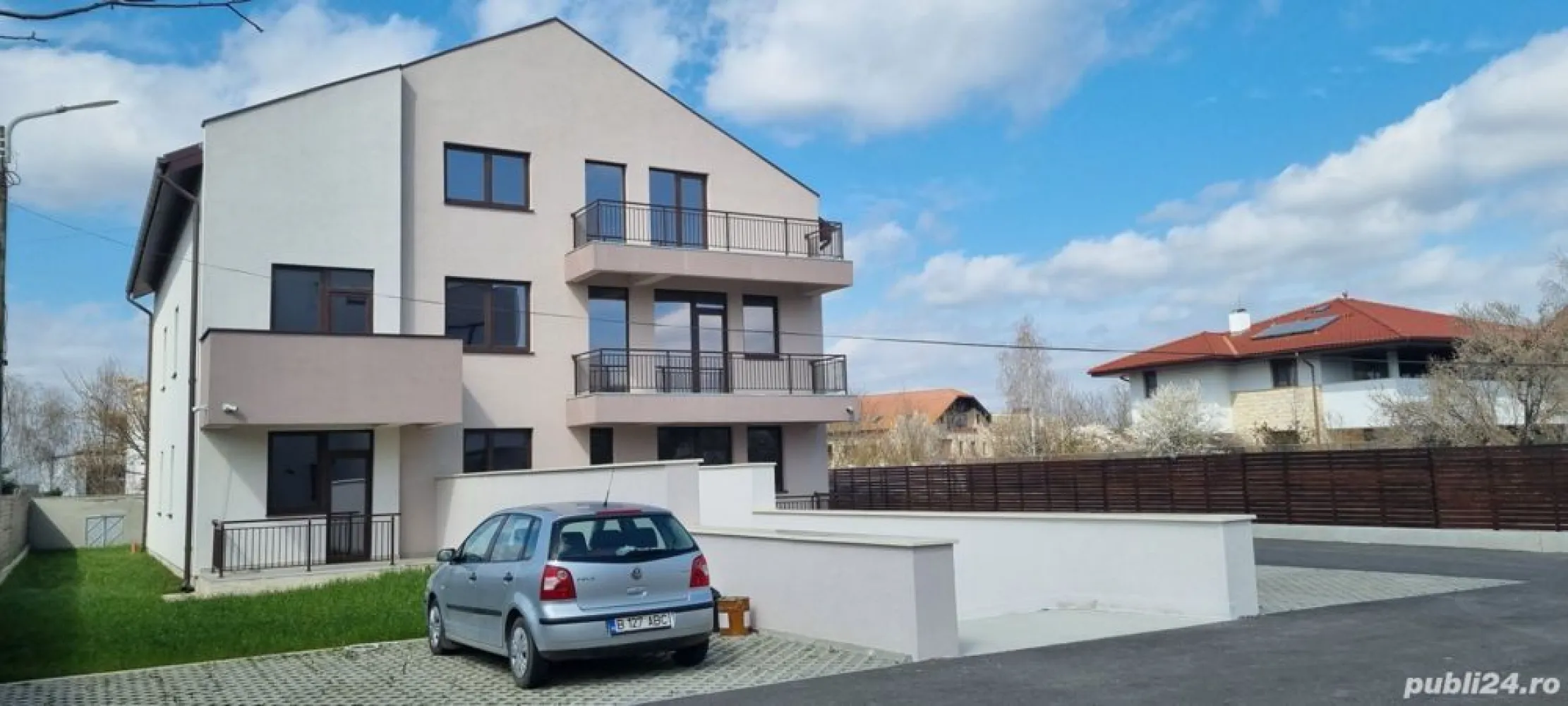 Apartament 3 camere cu gradina Bucurestii Noi - Apartamentul este situat intr-un imobil cu 6 apartamente. Are curte individuala de 111mp, Sc=112mp.
FINISAJE: Parchet laminat rezistent la umiditate (Germania), gresie, faianta (Italia), videointerfon,
-geamuri termoizolante Rehau, tamplarie PVC, cu 5 camere, geam: 4Float - 10Argon -4LowE, Uw: 1.4 
Usa de exterior metalica antiefractie Superlock.
Centrala termica proprie, incalzire in pardoseala, AC-convectoare. Glafuri interioare si exterioare, izolatie termica si fonica a placilor. 
Contorizare individuala pentru utilitati. Pereti interiori si exteriori din caramida Porotherm Robust. Placari scari si spatii comune cu marmura granit.
