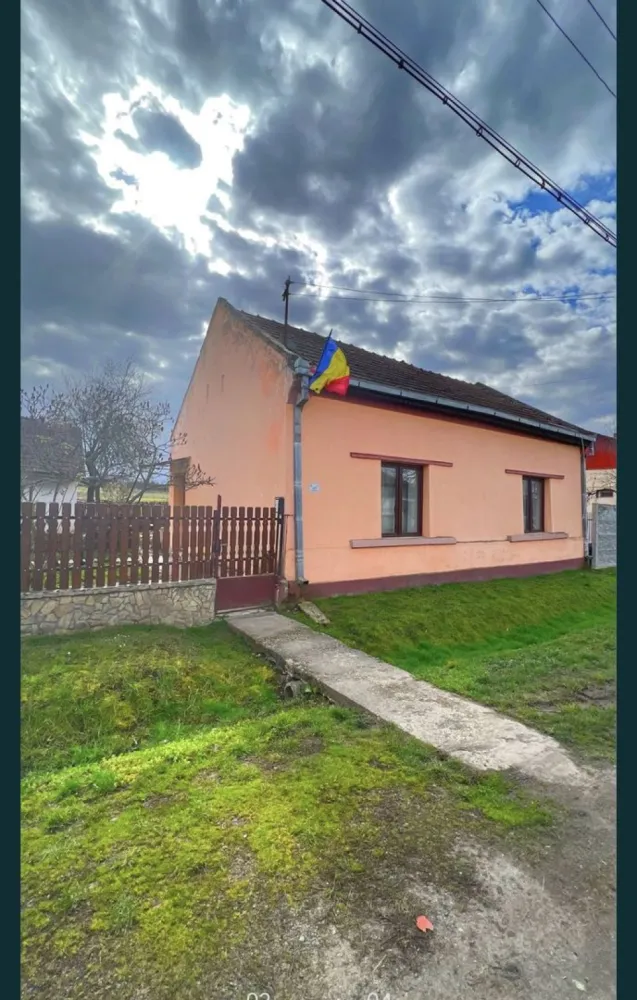 Casa de vanzare - Casa de vanzare in zona centrala, linistita cu toate utilitatile la strada. Centru de permanenta si farmacia la 500m !
Suprafata totala de 978 mp cu constructie anexa, garaj si livada !