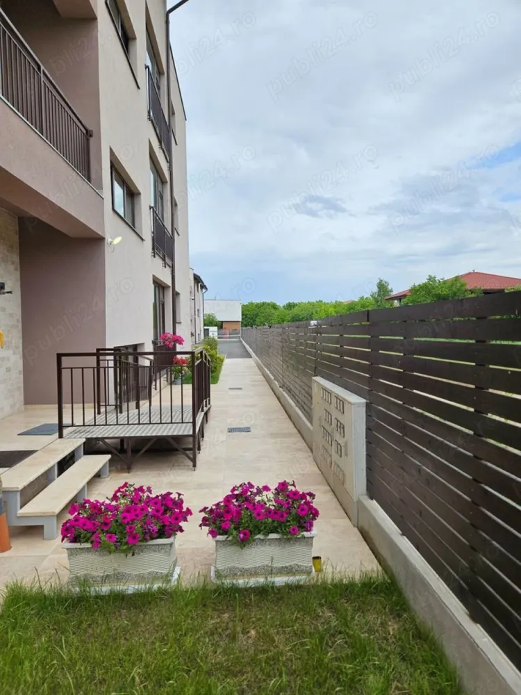 Apartament 3 camere cu gradina Bucurestii Noi - Apartamentul este situat intr-un imobil cu 6 apartamente. Are curte individuala de 111mp, Sc=112mp.
FINISAJE: Parchet laminat rezistent la umiditate (Germania), gresie, faianta (Italia), videointerfon,
-geamuri termoizolante Rehau, tamplarie PVC, cu 5 camere, geam: 4Float - 10Argon -4LowE, Uw: 1.4 
Usa de exterior metalica antiefractie Superlock.
Centrala termica proprie, incalzire in pardoseala, AC-convectoare. Glafuri interioare si exterioare, izolatie termica si fonica a placilor. 
Contorizare individuala pentru utilitati. Pereti interiori si exteriori din caramida Porotherm Robust. Placari scari si spatii comune cu marmura granit.