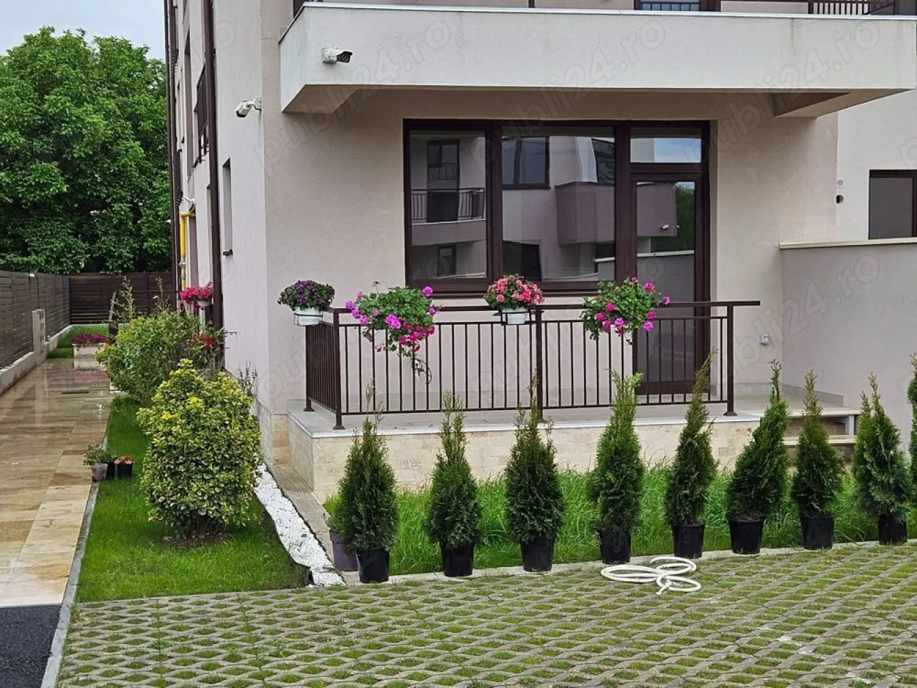 Apartament 3 camere cu gradina Bucurestii Noi - Apartamentul este situat intr-un imobil cu 6 apartamente. Are curte individuala de 111mp, Sc=112mp.
FINISAJE: Parchet laminat rezistent la umiditate (Germania), gresie, faianta (Italia), videointerfon,
-geamuri termoizolante Rehau, tamplarie PVC, cu 5 camere, geam: 4Float - 10Argon -4LowE, Uw: 1.4 
Usa de exterior metalica antiefractie Superlock.
Centrala termica proprie, incalzire in pardoseala, AC-convectoare. Glafuri interioare si exterioare, izolatie termica si fonica a placilor. 
Contorizare individuala pentru utilitati. Pereti interiori si exteriori din caramida Porotherm Robust. Placari scari si spatii comune cu marmura granit.