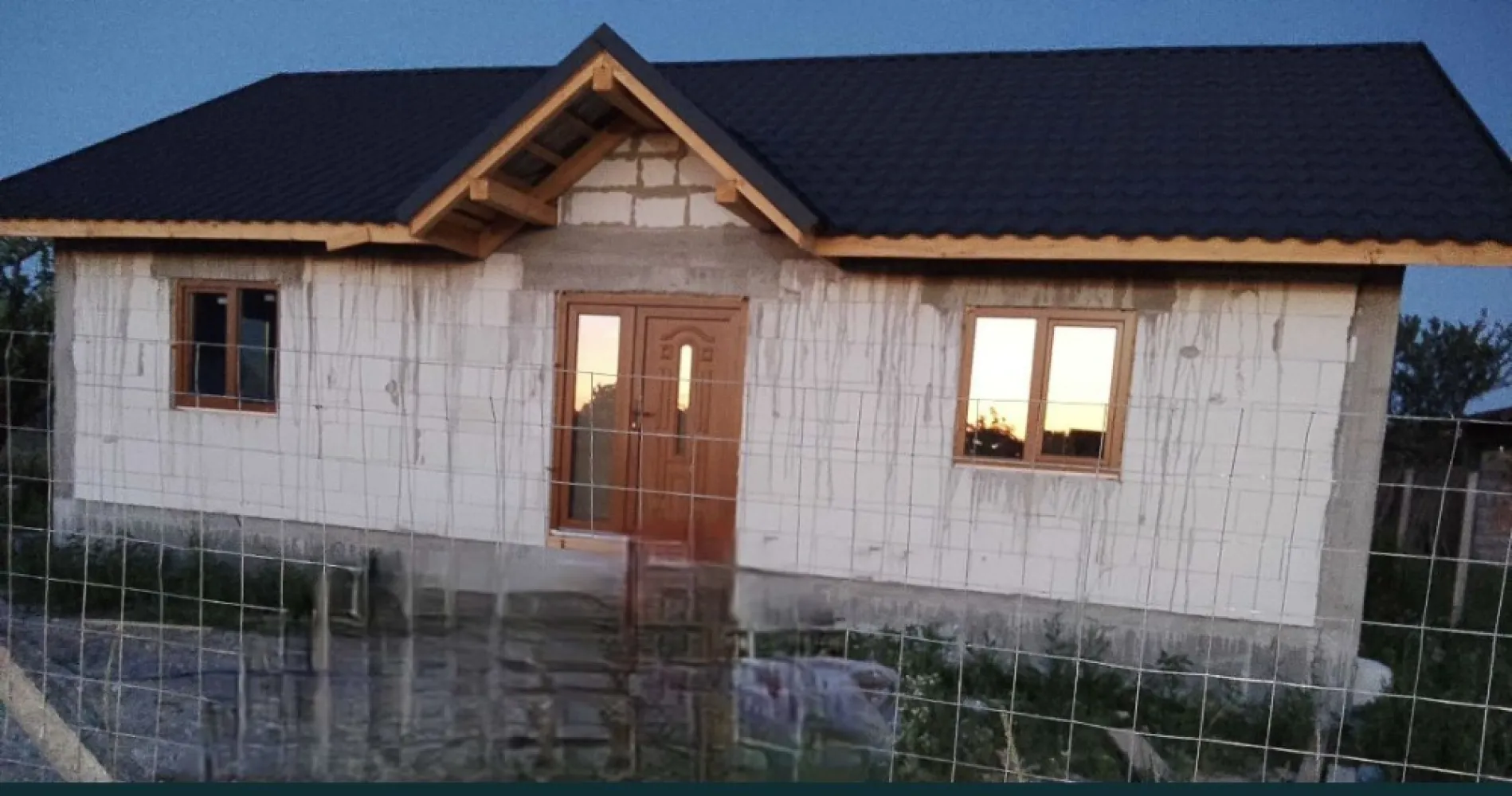 Casa la intrare in Cionchesti - Casa de vanzare la intrare in Cionchesti, situata pe 5 ari de teren împrejmuit, stradă privată și foarte liniștită. Are 2 dormitoare,living open space, o baie mare, cămară, debara la intrare care se poate folosi pe post de mini-dressing și camera tehnica. (100mp)

Aceasta a fost finalizată în 2022, este branșată la apă și curent electric, in interior este izolata cu spuma poliuretanica de 17 cm, având și tot termosistemul pentru exterior (polistiren de 13 cm STO), sistemul pluvial, geamuri cu 3 sticle și instalație electrică interioară.
Preț 63.500€ negociabil.