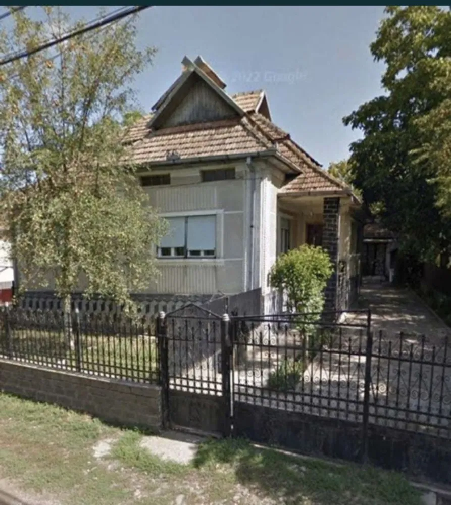 Casa de locuit D+P si Constructii Anexe - Casa de locuit, compusa din trei camere,bucatarie,camara,baie,hol, beci, garaj, anexa, bucatarie de vara. Situata in zona centrala a cartierului TUR, loc. Negresti Oas, jud. Satu Mare. Suprafata aferenta terenului 1.600 mp.