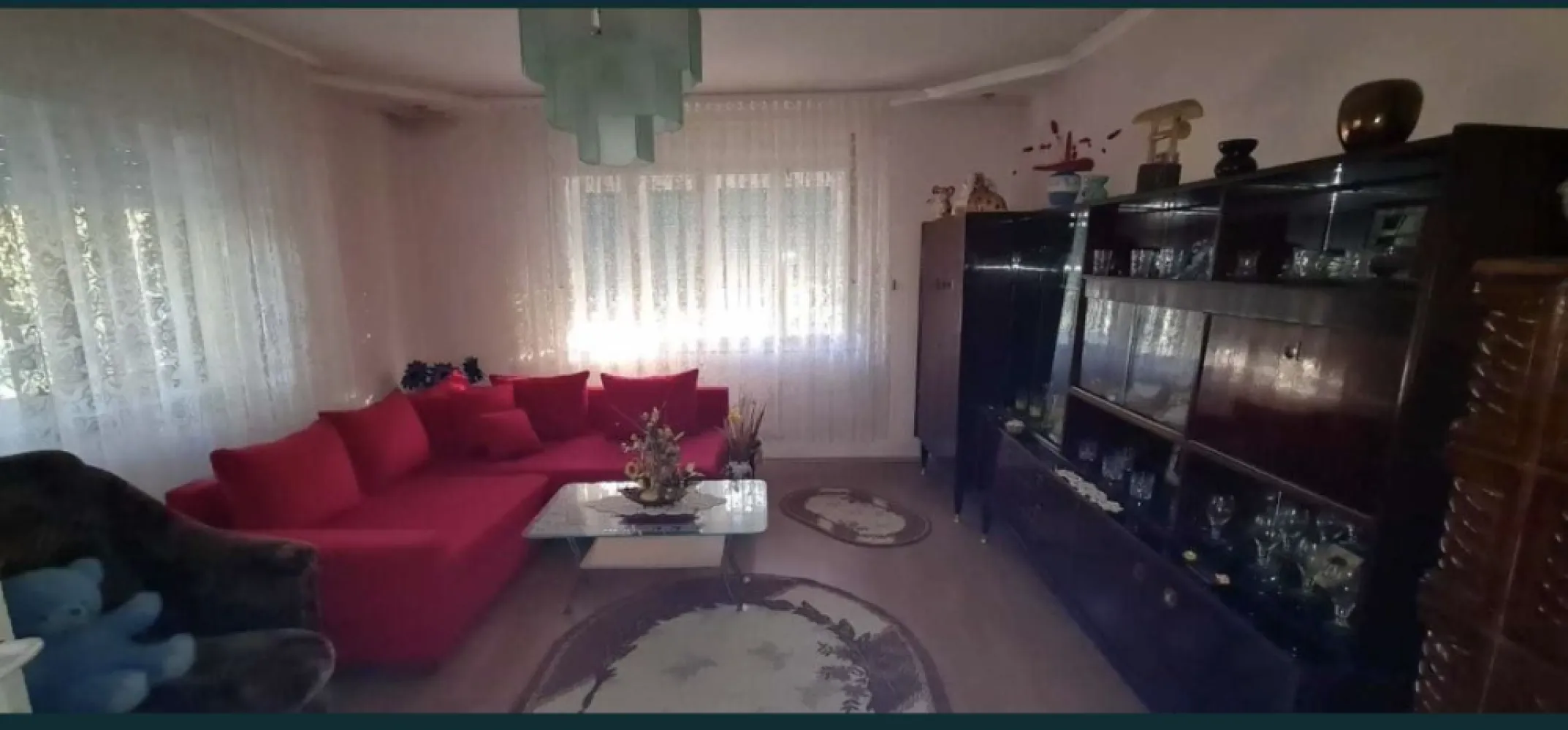 Casa de locuit D+P si Constructii Anexe - Casa de locuit, compusa din trei camere,bucatarie,camara,baie,hol, beci, garaj, anexa, bucatarie de vara. Situata in zona centrala a cartierului TUR, loc. Negresti Oas, jud. Satu Mare. Suprafata aferenta terenului 1.600 mp.