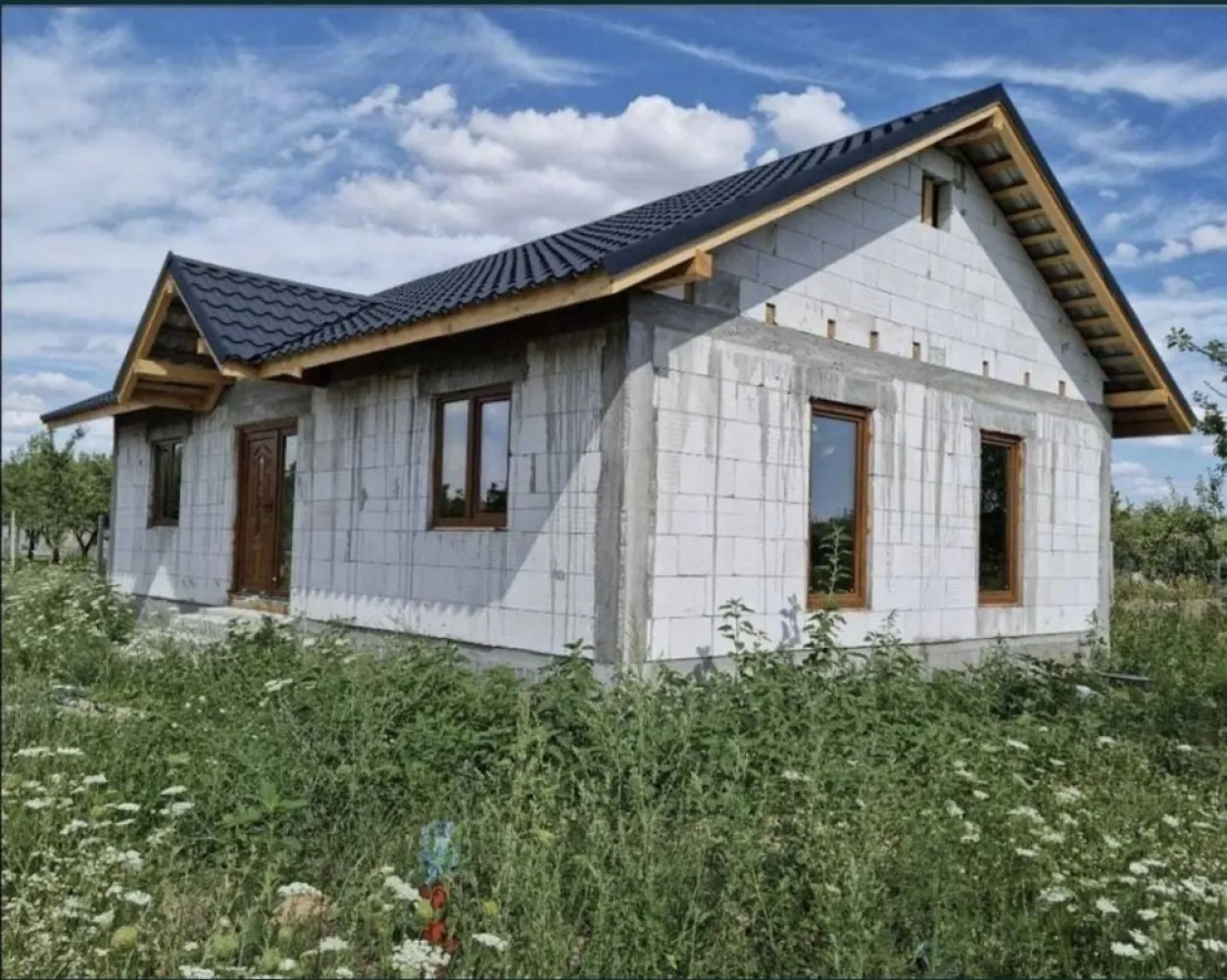 Casa la intrare in Cionchesti - Casa de vanzare la intrare in Cionchesti, situata pe 5 ari de teren împrejmuit, stradă privată și foarte liniștită. Are 2 dormitoare,living open space, o baie mare, cămară, debara la intrare care se poate folosi pe post de mini-dressing și camera tehnica. (100mp)

Aceasta a fost finalizată în 2022, este branșată la apă și curent electric, in interior este izolata cu spuma poliuretanica de 17 cm, având și tot termosistemul pentru exterior (polistiren de 13 cm STO), sistemul pluvial, geamuri cu 3 sticle și instalație electrică interioară.
Preț 63.500€ negociabil.