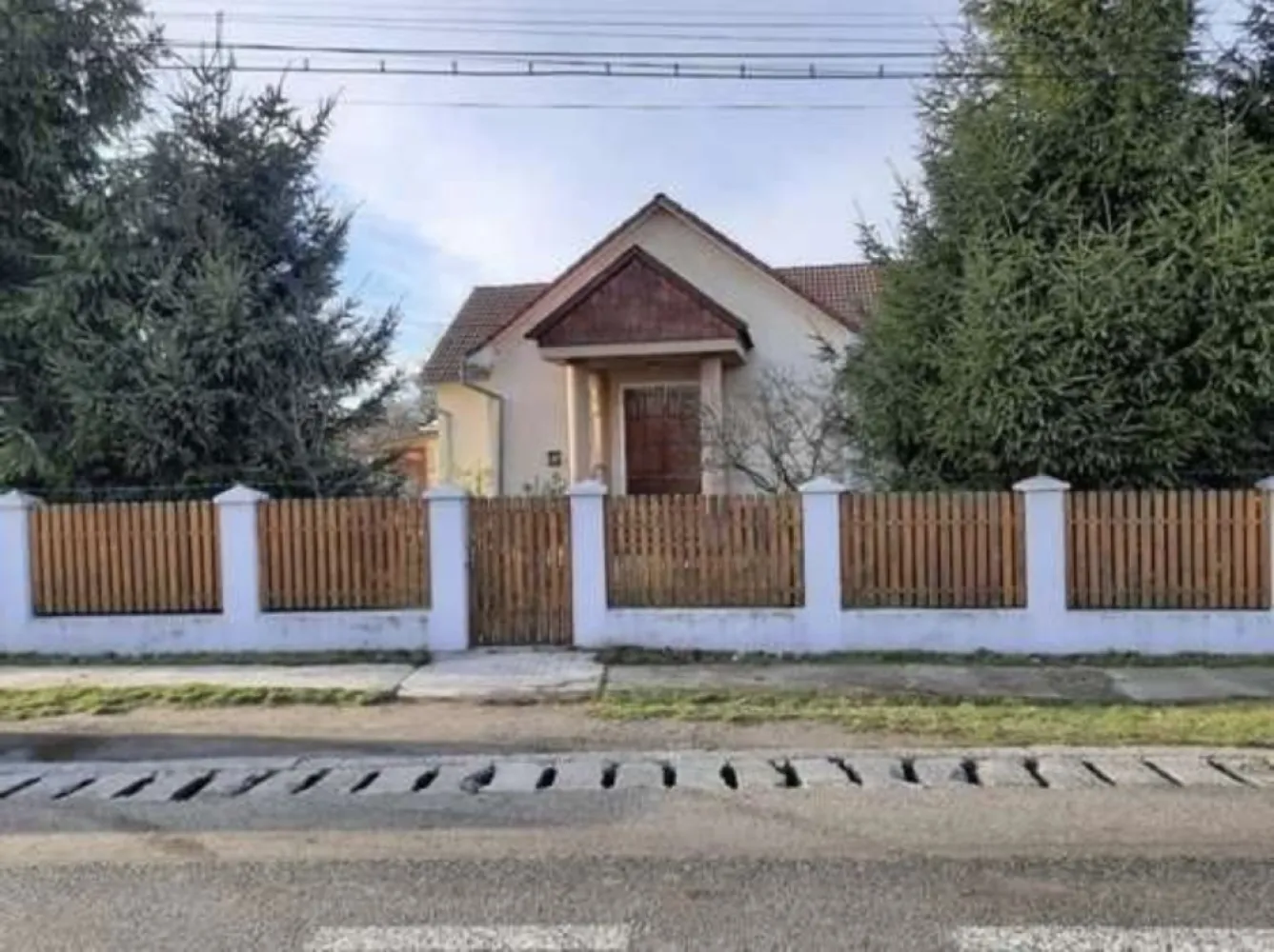 Vand casa in Acas judetul Satu Mare 136 mp si teren 710 mp - Ofer spre vânzare casă în Acâș județul Satu Mare construită în anul 2003 având ca suprafață construită la sol 136mp și o curte spațioasă de 710mp. Proprietatea este situată pe DN19A - E81, un drum foarte circulat între destinațiile Satu Mare - Zalău - Cluj Napoca (și viceversa). Accesul la imobil se face fie de pe strada Principală, fie de pe strada Crasnei.Cele mai importante și apropiate destinații față de Acâș sunt orașul Tășnad renumit pentru băile termale aflat la 25km (~30 min. cu mașina) și municipiul Satu Mare la 35km (~40 min. cu mașina). Imobilul poate avea atât o destinație rezidențială cât și una comercială. Întrucât are deschidere la cele două străzi menționate mai sus, imobilul poate fi transformat fie într-o pensiune, fie într-un restaurant. De asemenea, în vecinătatea proprietății pot fi întâlnite primăria Acâș (200m), Școala Generală Acâș (300m) și, peste drum, un dispensar medical. Detalii: - Intravilan - Anul construcției: 2003 - Suprafață teren: 710mp - Clădire: suprafața construită la sol 136mp - Acte proprietate la zi - Imobil racordat la rețeaua de curent electric cu împământare - Preț: : 69.900 EUR (negociabil) Caracteristici proprietate: - Proprietate compusă din: parter + pod - Fundație din beton - Structură din cărămidă - Acoperiș: țigle din ceramică - Două intrări separate – oferă posibilitatea de compartimentare - Sursă încălzire: centrala pe lemne Viadrus U22 30kw - Acces la drum asfaltat: DN19A / E81 Pentru vizionare pe site www.youtube.com/watch?v=mRZtX0nIrWA și pentru mai multe detalii mă puteți contacta la numerele de telefon: 0740 456 221 / 0723 434 101