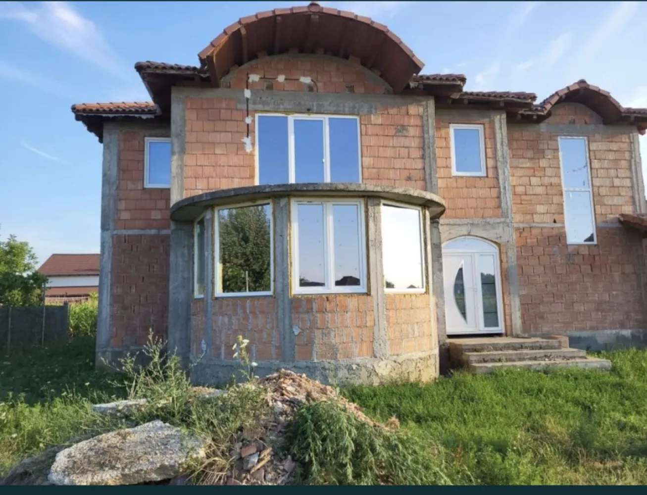 Casa de vanzare Paulesti - Casa nouă P+l,situată in Păulesti jud.Satu-Mare .Casa este structurata astfel: -la parter:living,bucatarie,hol,baie,dormitor,camera technica,garaj. -la etaj:3dormitoare,hol,baie,2 dressing,balcon. Suprafata utila a casei fara balcon si garaj este de 195mp iar cea construita de 308mp. Suprafata totala a terenului este de 500mp. Locuinta se vinde la stadiul de rosu cu ge geamuri termopan si usa de intrare termopan,instalatie electric,usa de garaj cu telecomanda. Pret-75.000 Euro Tel:00436607273622