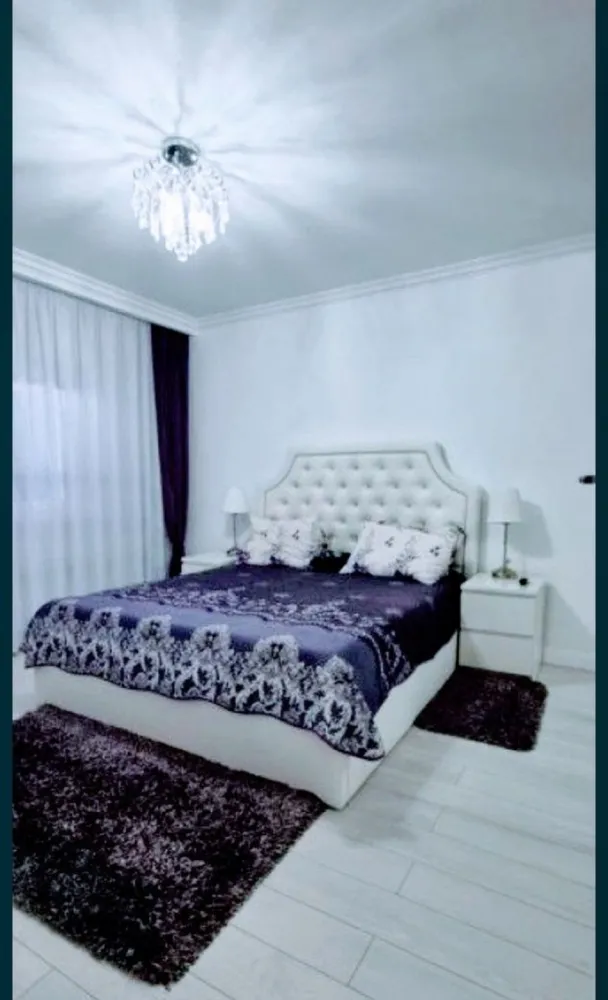 3 camere 13 septembrie lux - Proprietar vând apartament 3 camere decomandat în zona 13 septembrie prosper Apartamentul este situat la etajul 5 din 8 .În apropierea imobilului se afla scoli, grădinițe, creșe, Mall Vulcan, kaufland, Carrefour, Catedrala Neamului, metrou la 10 min distanță. 
Apartamentul este renovat recent cu materiale de foarte bună calitate 
Instalațiile electrice și sanitare din cupru , calorifere noi
Gresie,faianță, parchet, termopane ambele balcoane, 2 bai, 2 aparate aer condiționat , dresing , uși interioare, ușa întrare, sapa turnata în tot apartamentul .
Se poate vinde mobilat si utilat .
!!! NU OFER COMISION !!!