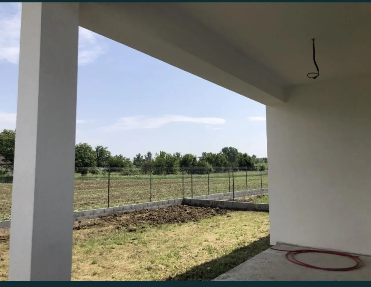 De vanzare casa in Martinesti, Satu Mare - Persoana fizica ofer spre vanzare casa stil mediteranean in loc. Martinesti jud. Satu Mare in suprafata de 110 mp utili + 10 mp terasa exterioara. Casa se afla pe str. Lalelelor Nr. 6 (zona foarte linistita). Suprafata terenului este de 400 mp. Casa este compartimentata astfel: bucatarie + living open-space, 3 dormitoare, 2 bai, debara cu acces la pod. Se vinde in stadiul de semifinisat interior ( tencuiala mecanizata+2 maini de glet, instalatie electrica, incalzire in pardoseala, instalatie sanitara pe pozitia dorita de cumparator), finisat exterior ( polestiren 10/80, decorativa culoarea alba, tigla Bramac). Proprietatea este imprejmuita cu gard ( fundatie beton+ panouri plasa zincata). Casa este bransata la apa, gaz, curent. Pentru detalii suplimentare sau vizionare va stau la dispozitie la tel. 0743058289.